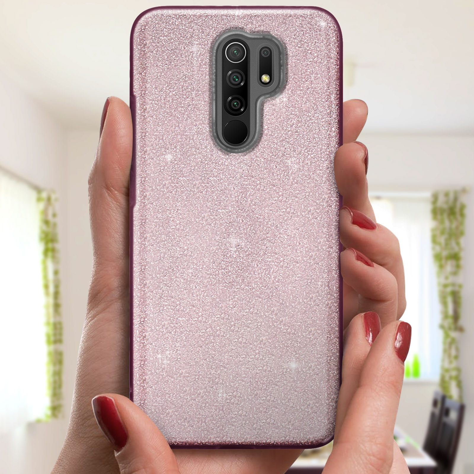 Handen die een glinsterende roze telefoonhoes vasthouden. De hoes heeft een camera-uitsparing.