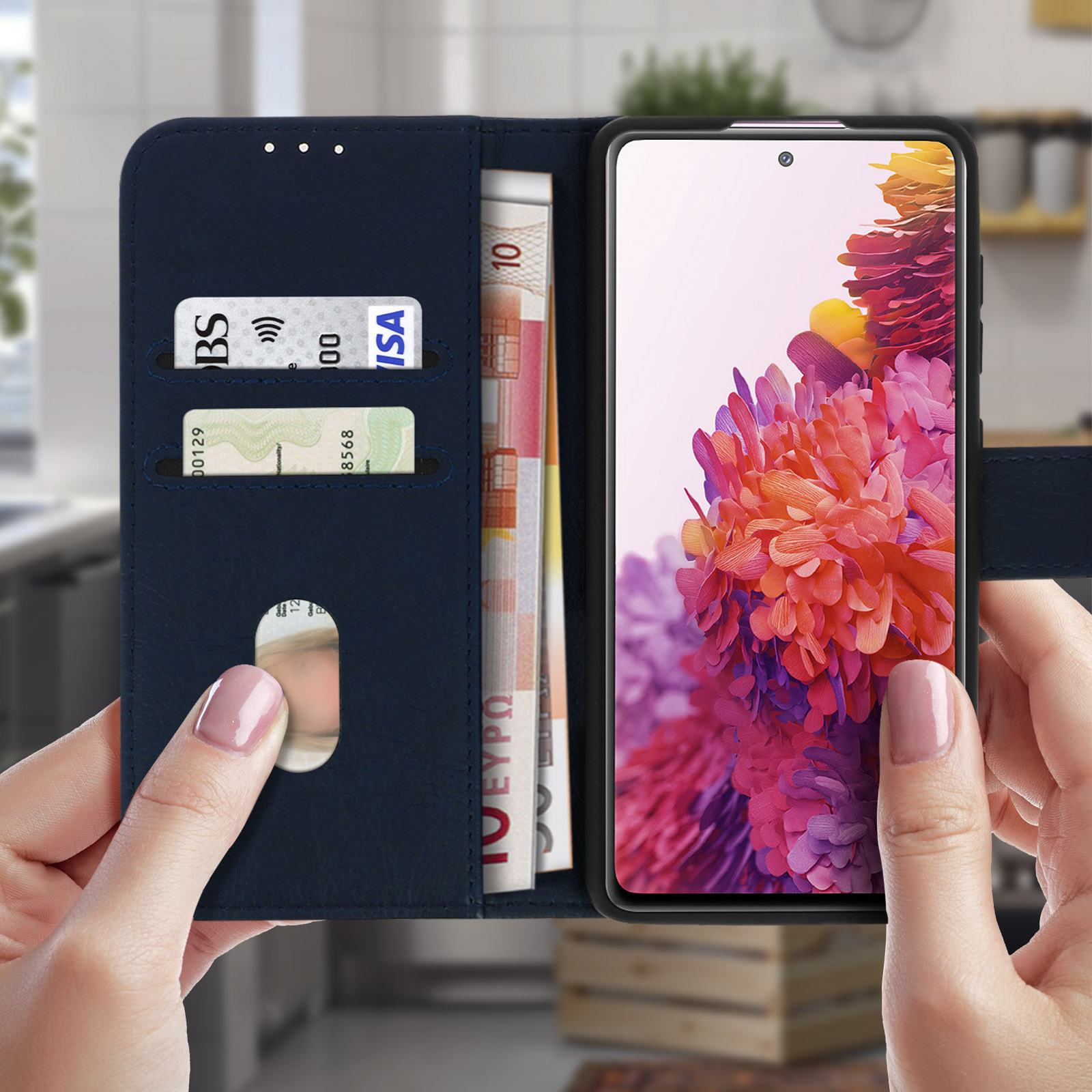 Een blauwe leren telefoonhoes open, met een telefoon, geld en kaarten. De telefoon toont kleurrijke bloemen.