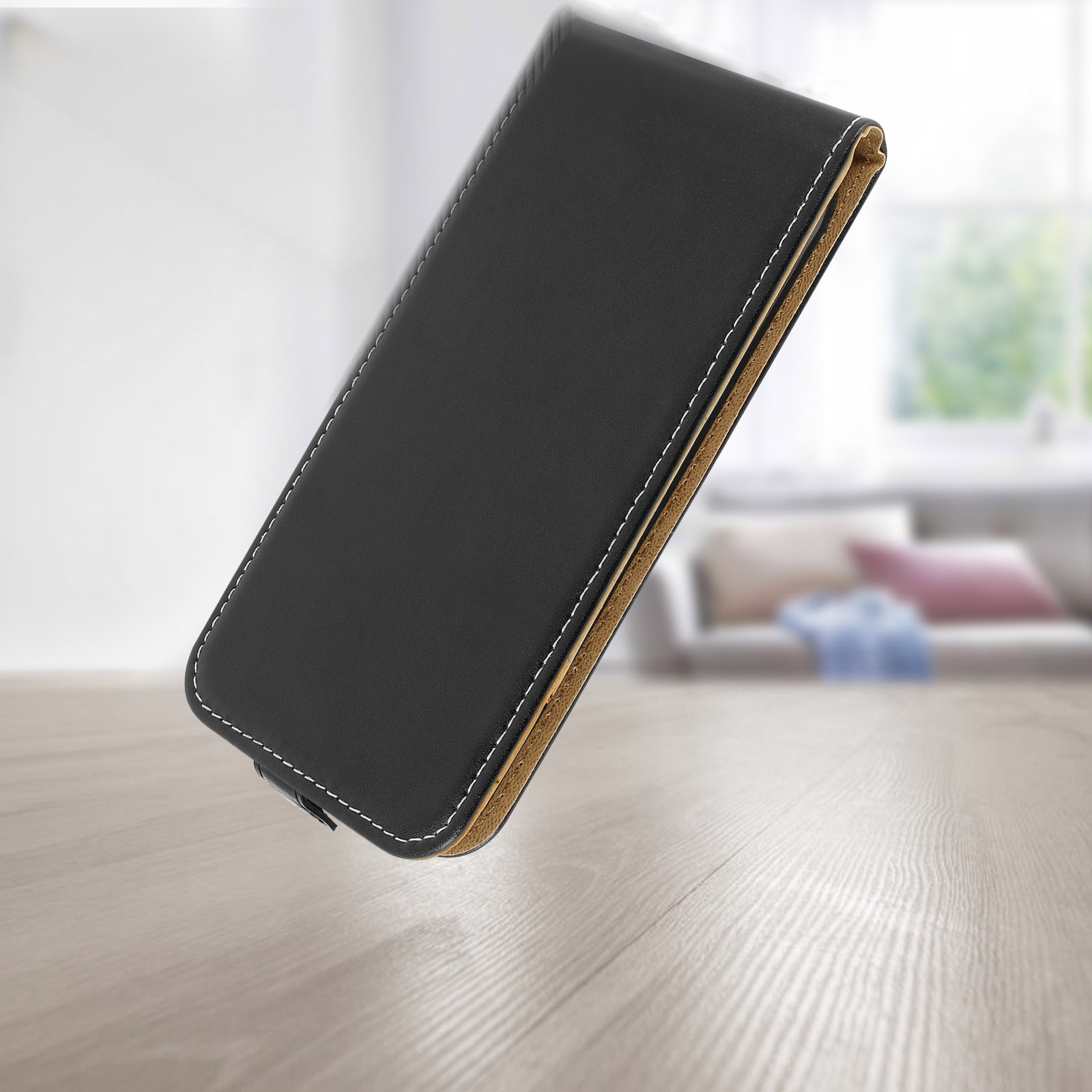 Custodia per telefono nera chiusa con bordi cuciti e interno beige.