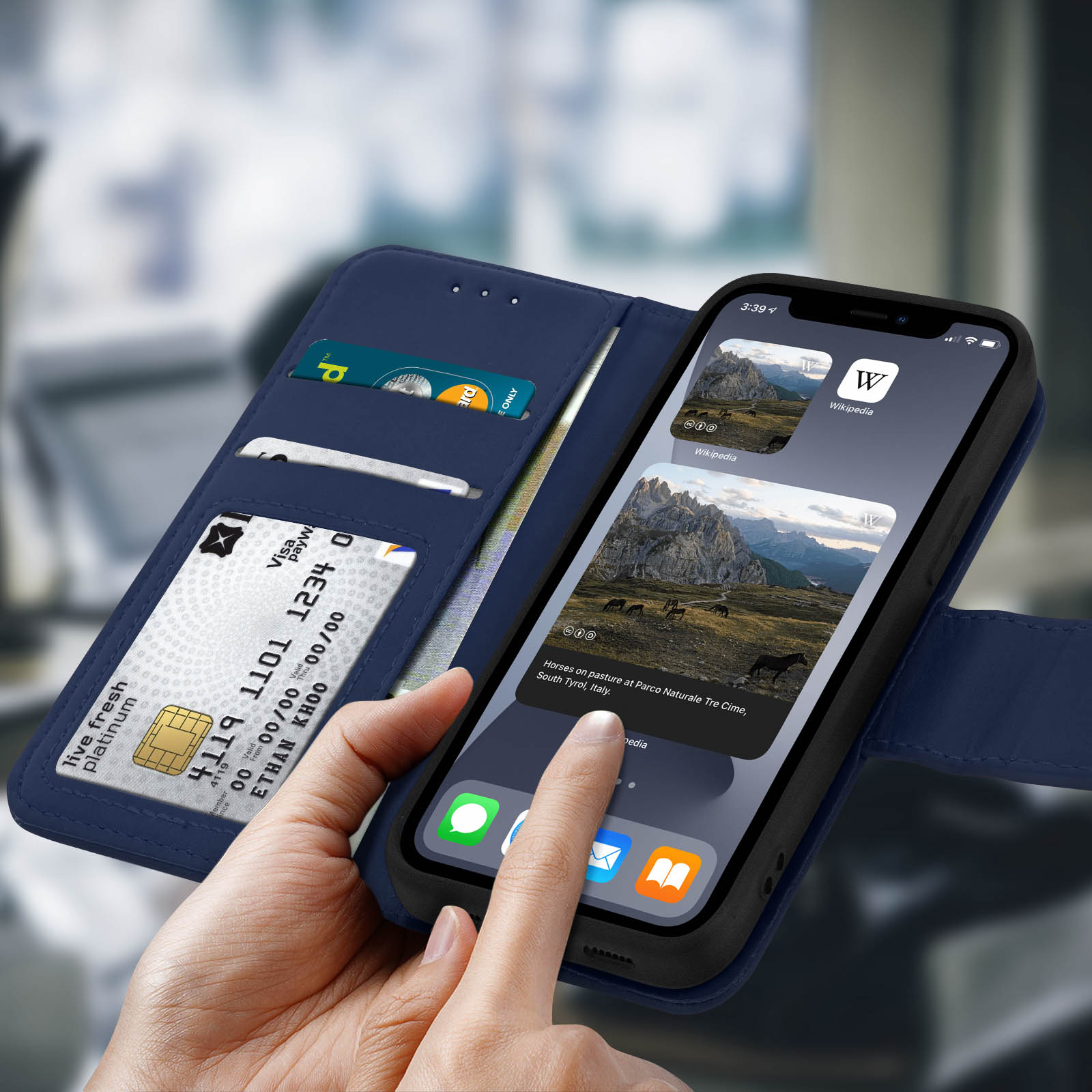 Custodia blu aperta, mostra un telefono con app. Carte di credito nella custodia.