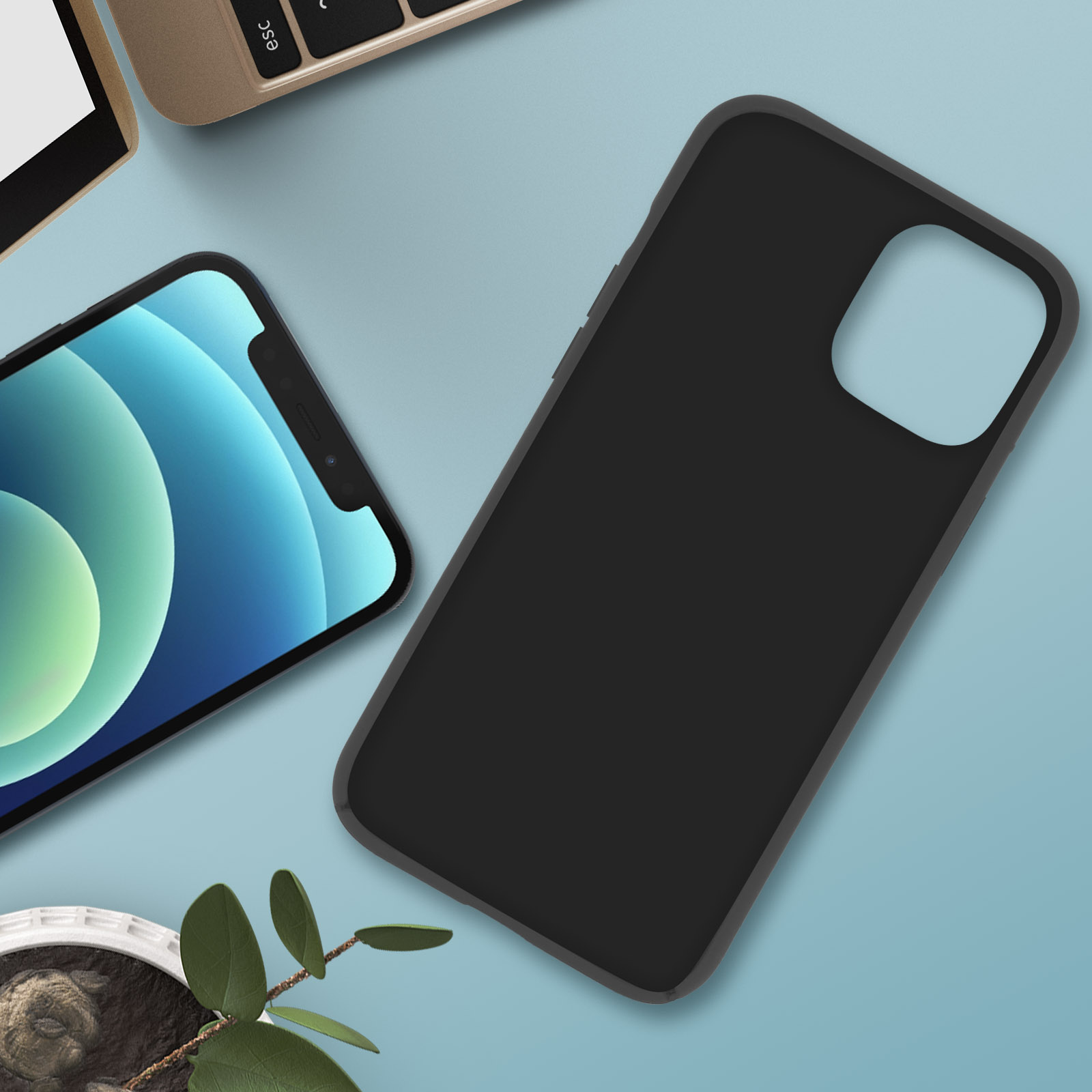 Una custodia nera accanto a un telefono, entrambi su una superficie blu.