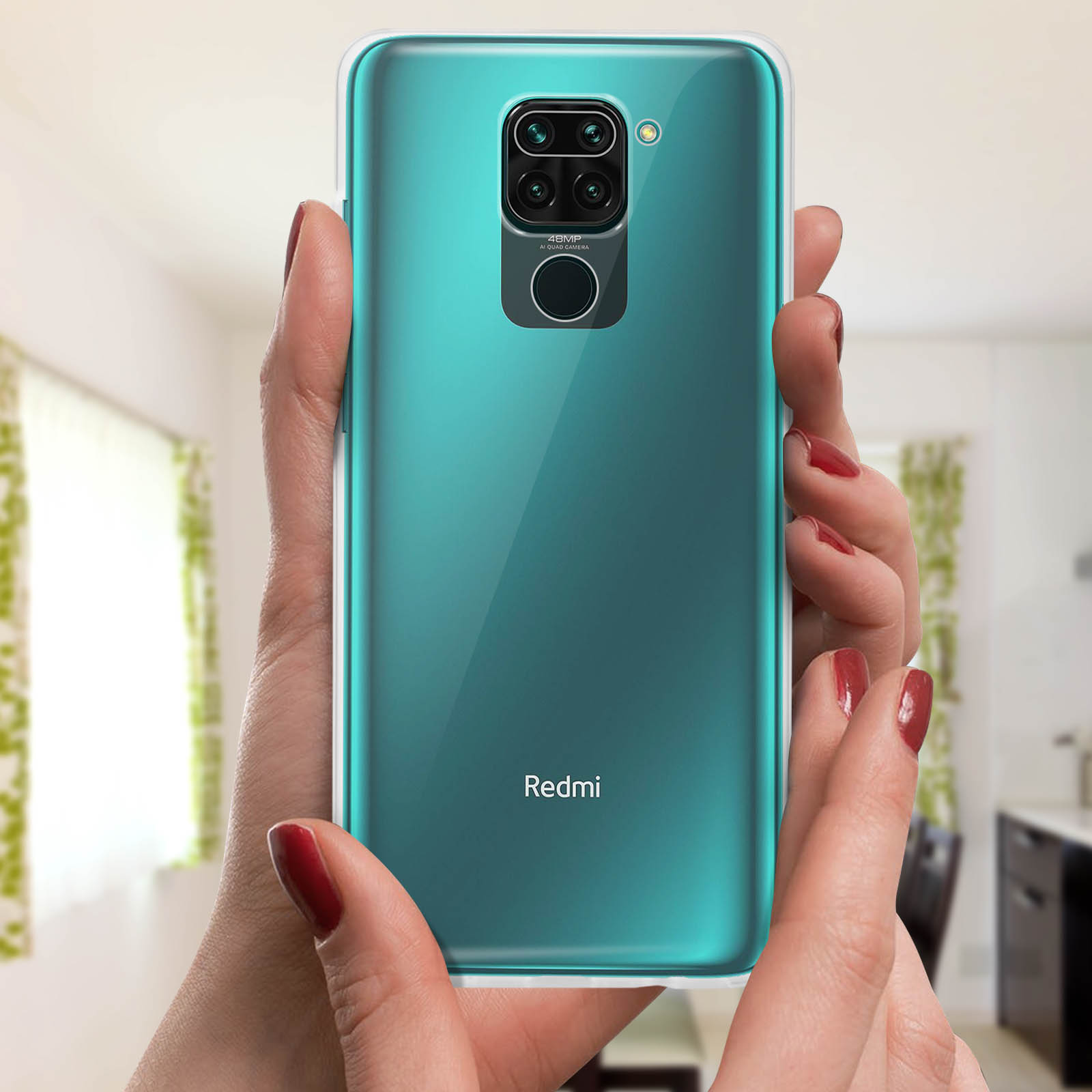 Mains tenant une coque transparente sur un téléphone turquoise. La coque a un dos transparent et un cadre blanc.