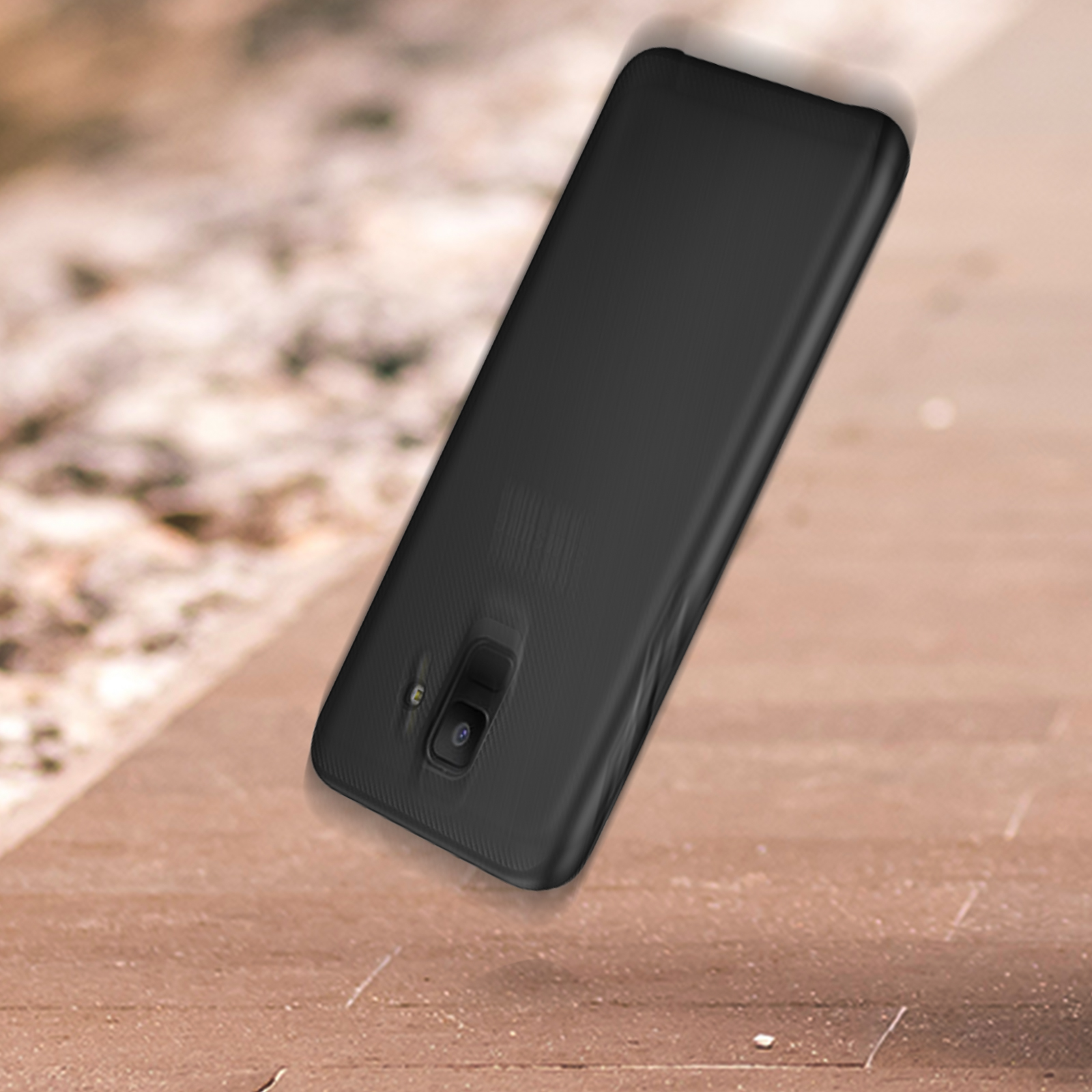 Una custodia per telefono nera su una superficie in legno. Il telefono è visibile nella custodia, con fotocamera e flash.