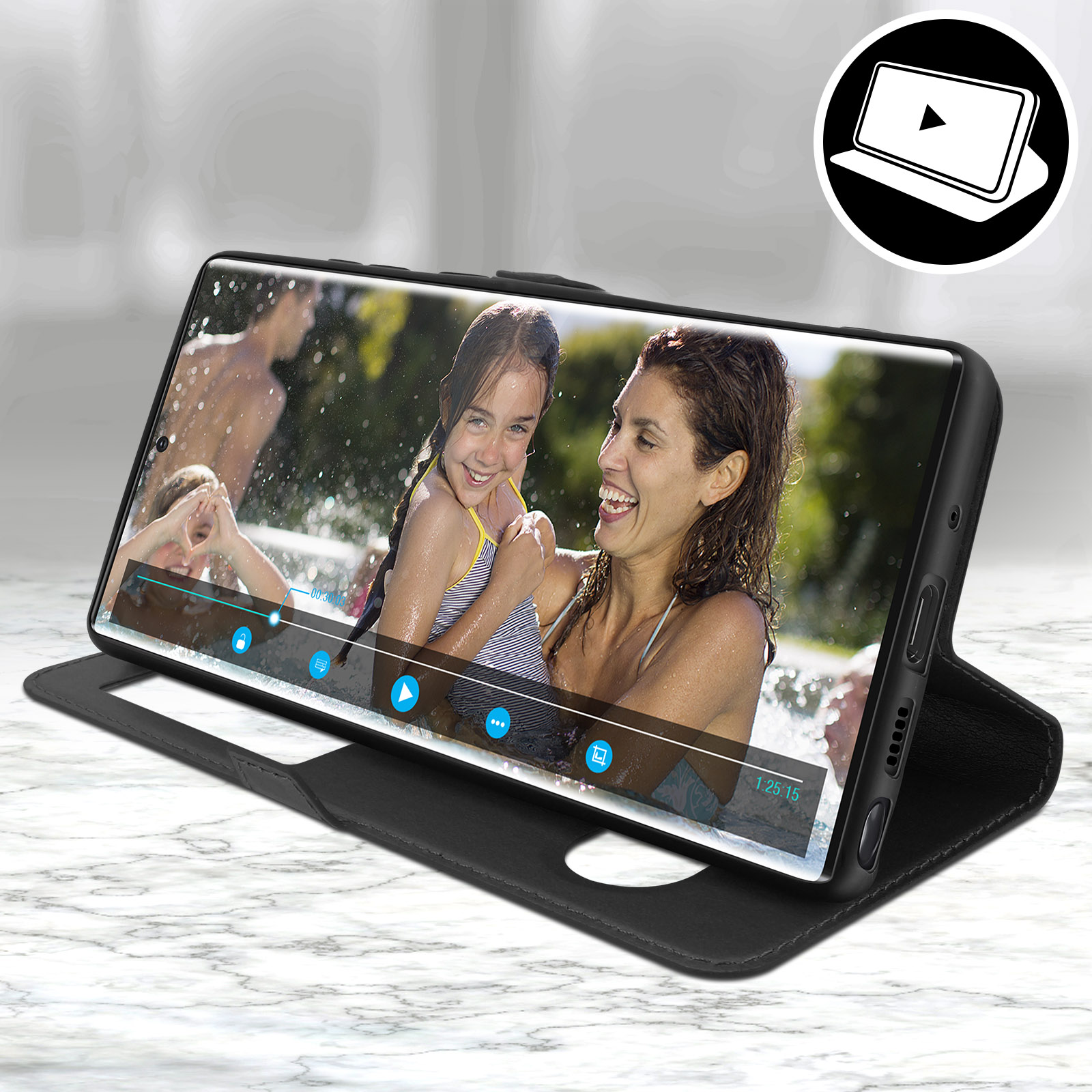 Un telefono mostra un video, tenuto aperto in una custodia nera. Ci sono persone nel video.
