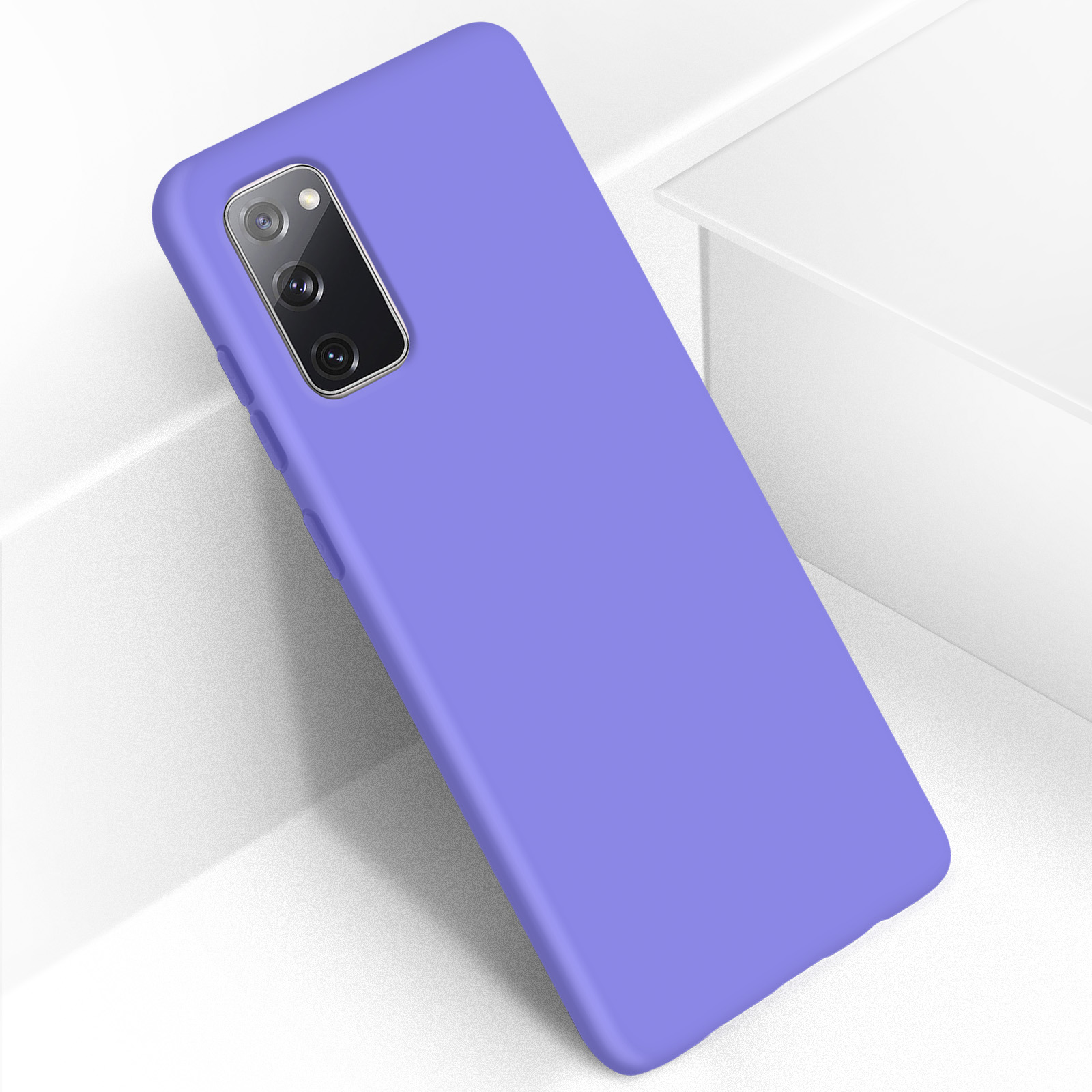 Een paarse telefoonhoes op een wit oppervlak, met de achterste camera.
