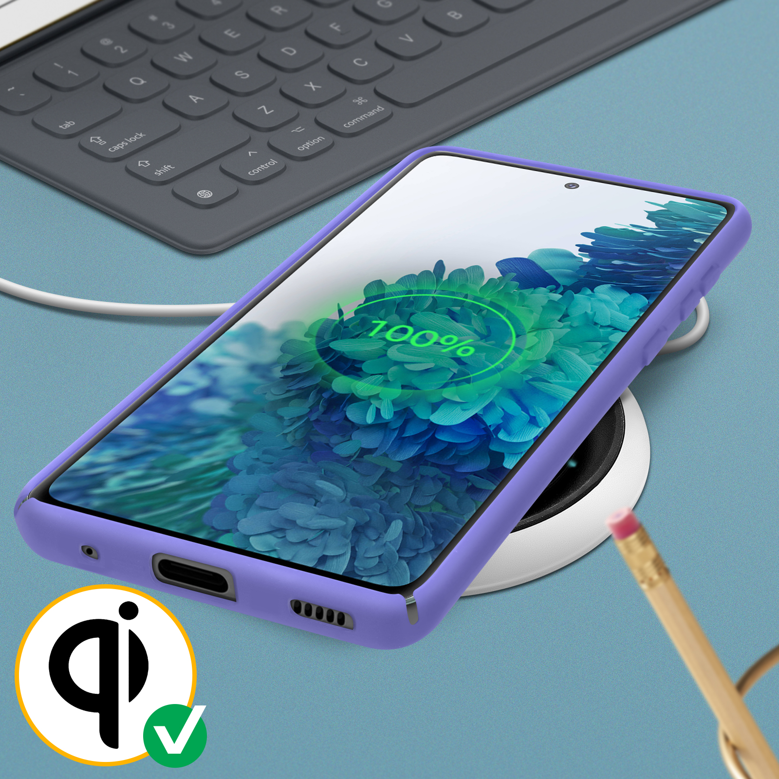 Een paarse telefoon met een 100% oplaadweergave op een draadloze oplader. Een toetsenbord staat op de achtergrond.