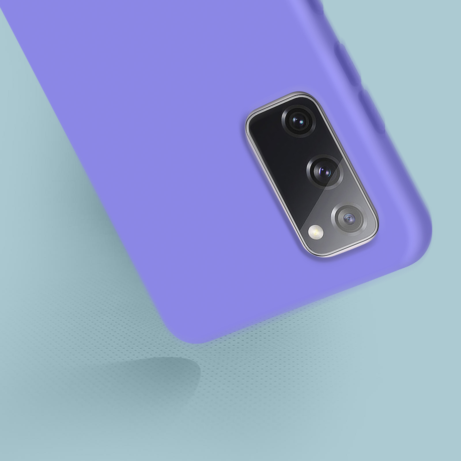 Paarse telefoonhoes met een zichtbare cameramodule. Lichtblauwe achtergrond. Close-up.