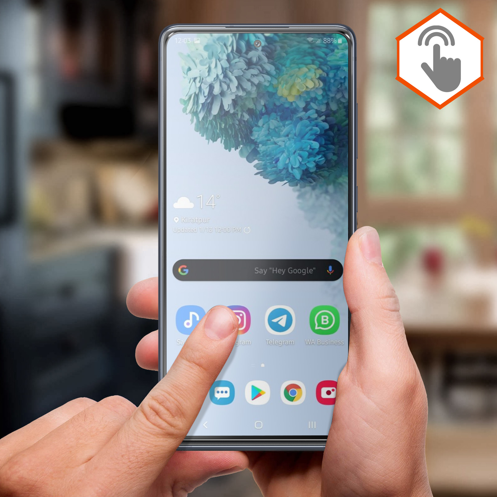 Una mano tocca lo schermo di uno smartphone che mostra le icone delle app. Lo sfondo è sfocato.