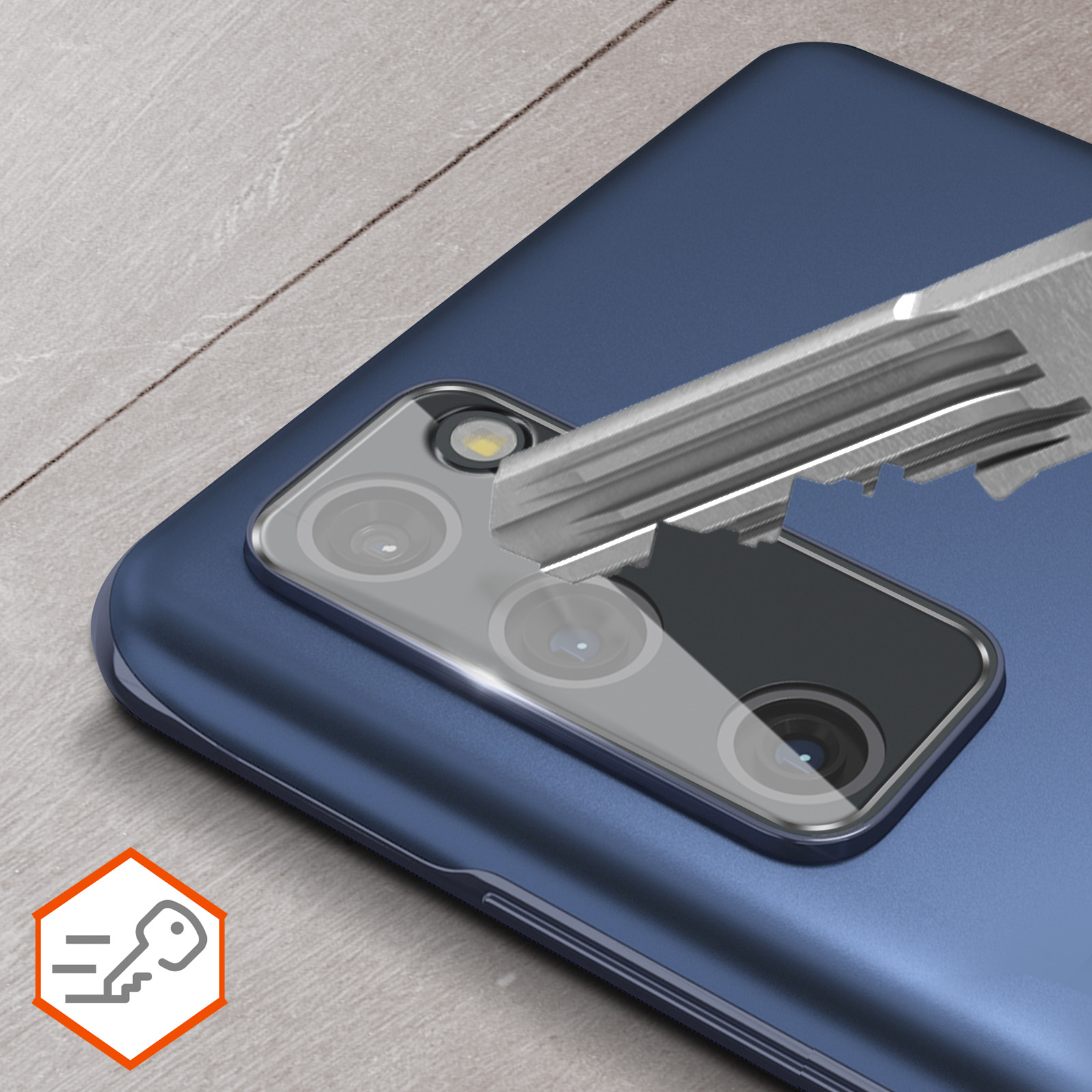 Un telefono su una superficie blu colpito da un oggetto metallico, con un'icona di impatto sul lato.
