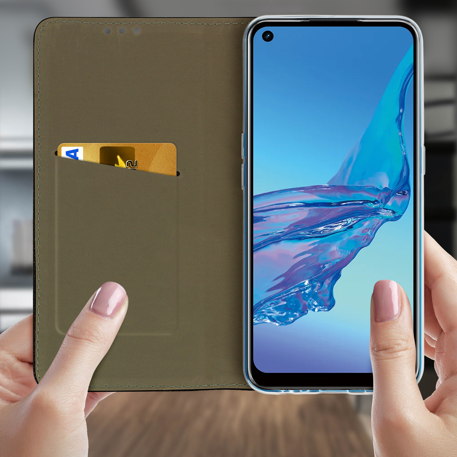 Un telefono in una custodia con porta carte. Il telefono è aperto. Le mani tengono la custodia.