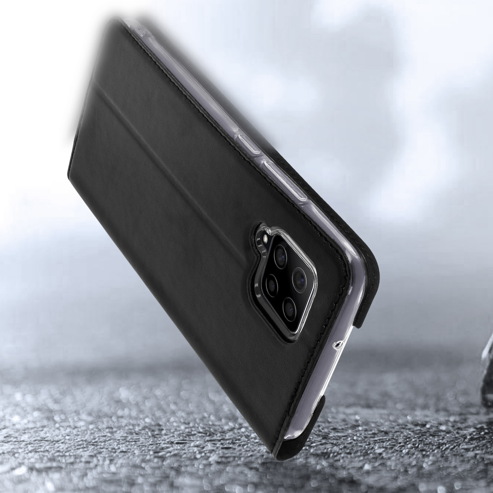 Custodia per telefono nera, aperta, che mostra il telefono con fotocamere. Sfondo grigio.
