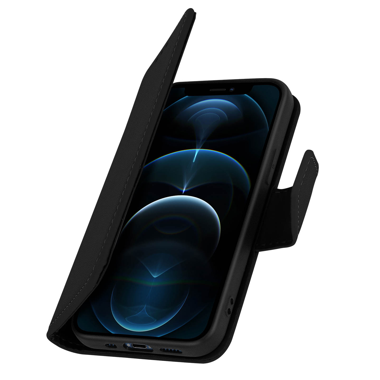 Zwarte telefoonhoes, open om het scherm van de telefoon te onthullen, witte achtergrond.