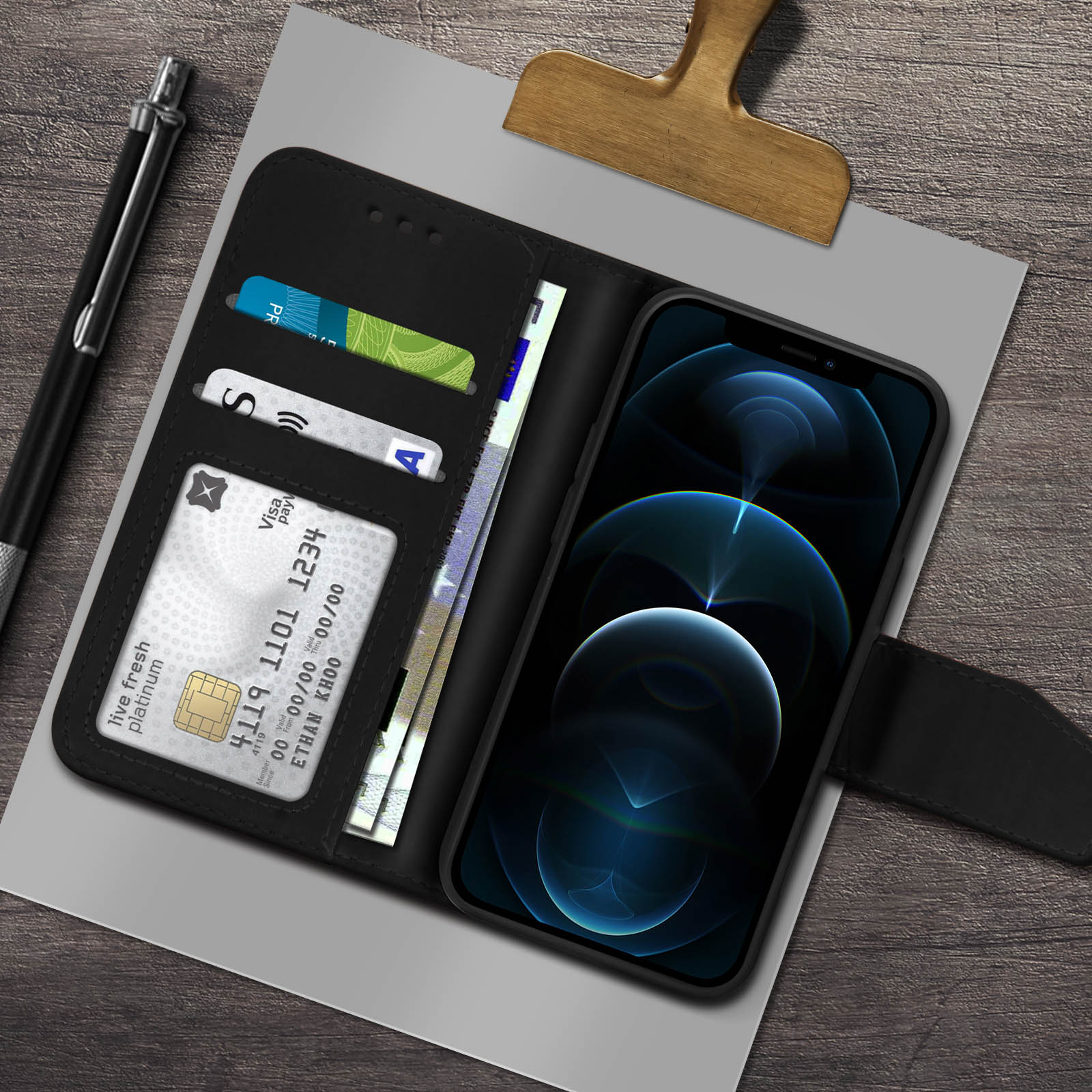 Open zwarte telefoonhoes met een telefoon en kaarten erin. Creditcards en contant geld zijn ook zichtbaar.