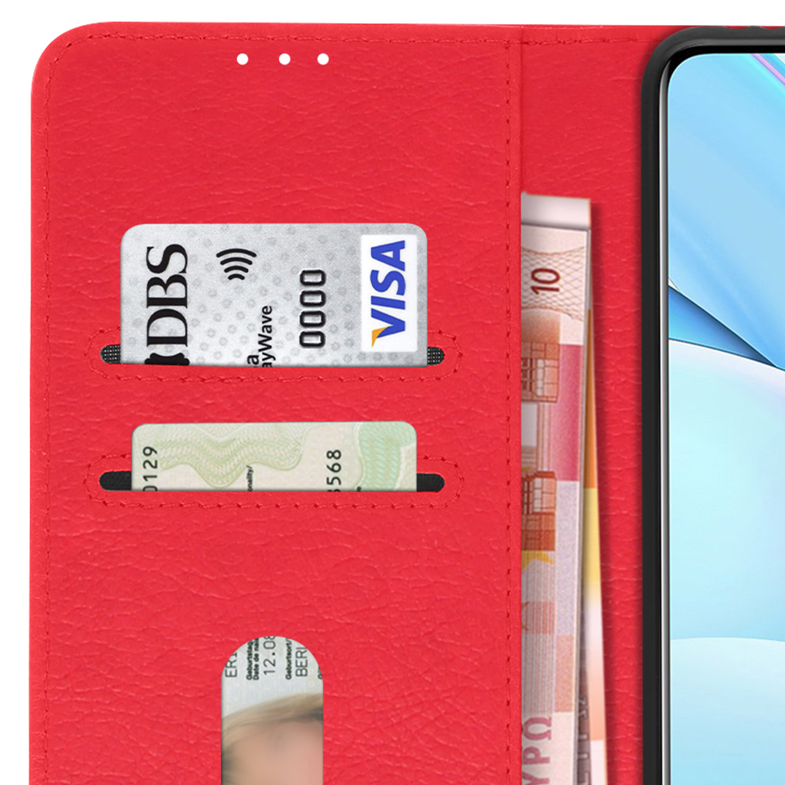 Una custodia rossa per telefono aperta, con carte di credito e una banconota da 10 euro visibili.