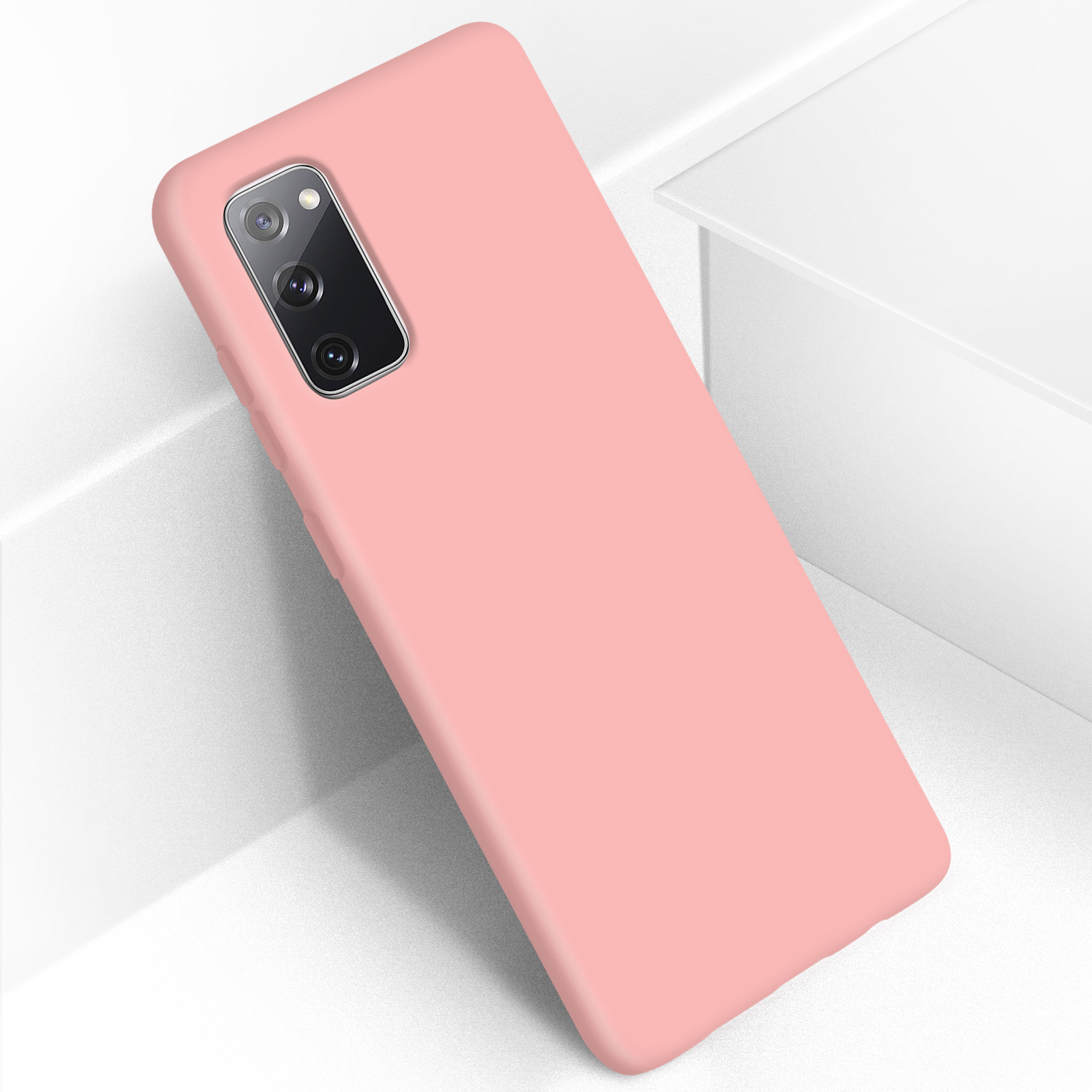 Een roze telefoonhoesje met de achterkant van een telefoon zichtbaar. Het staat op een wit oppervlak.