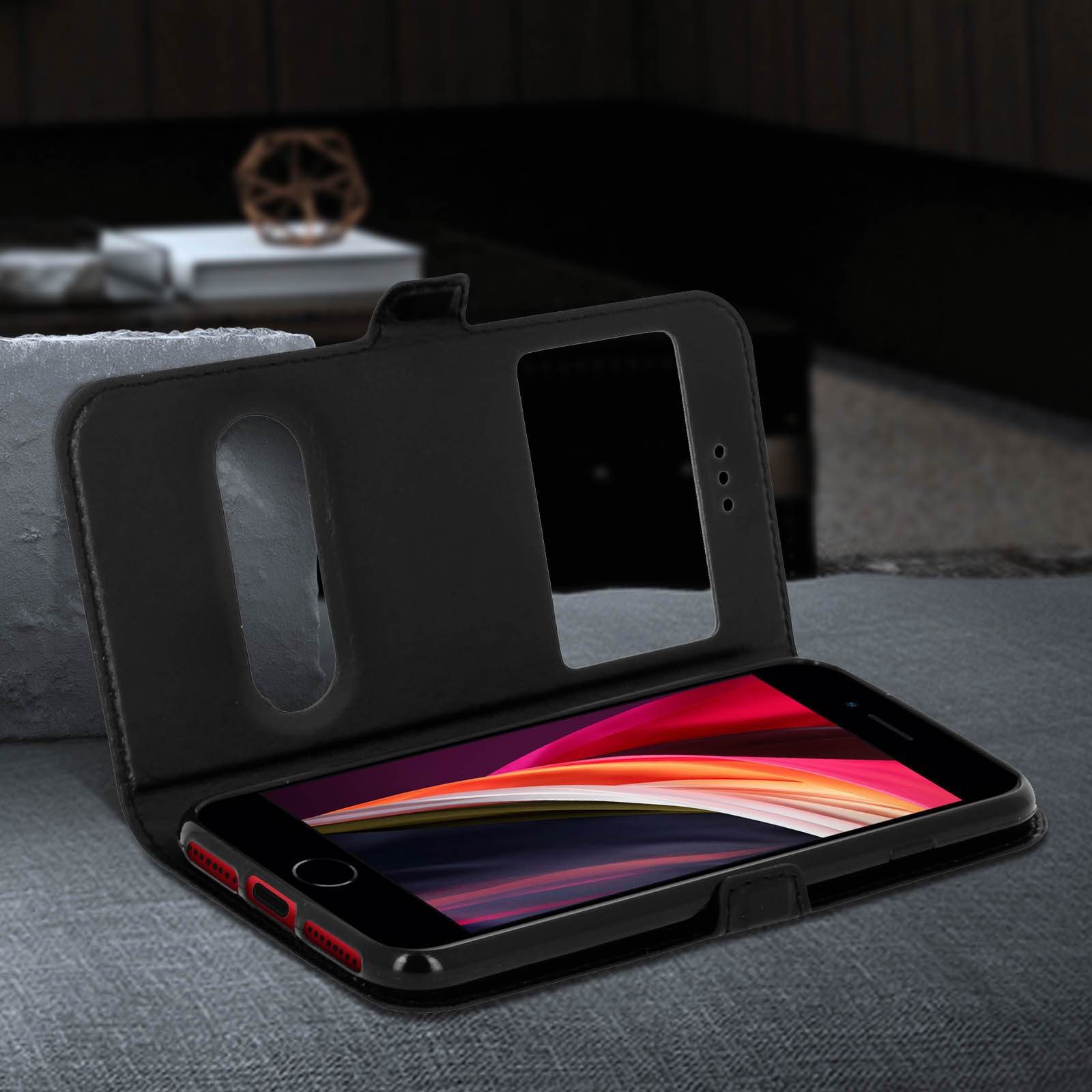 Una custodia nera per telefono con una finestra, che tiene un telefono con schermo rosso e nero.