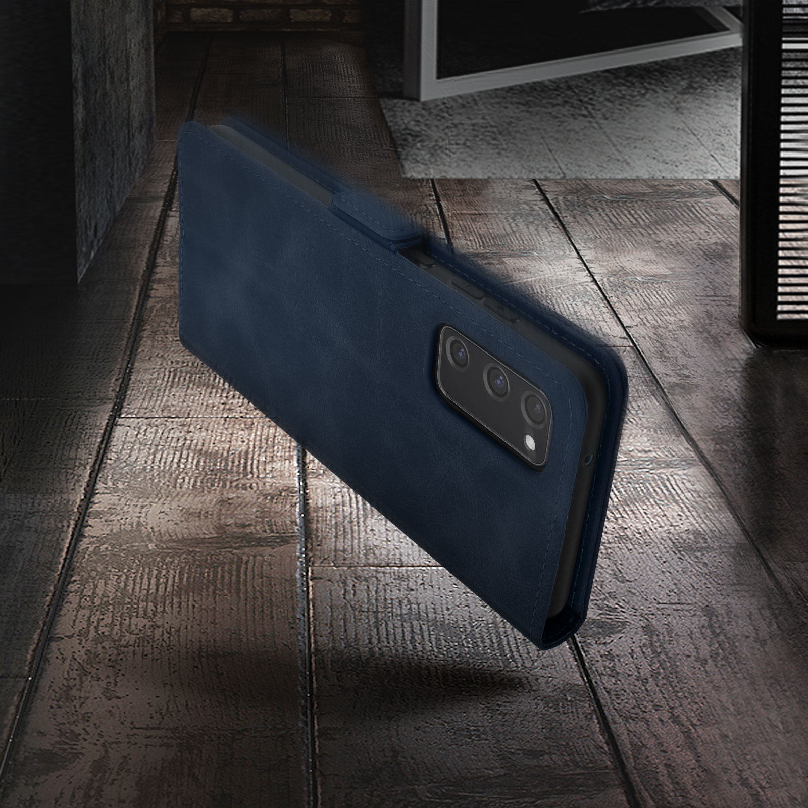 Coque de téléphone bleue sur surface en bois. La coque est fermée et texturée.