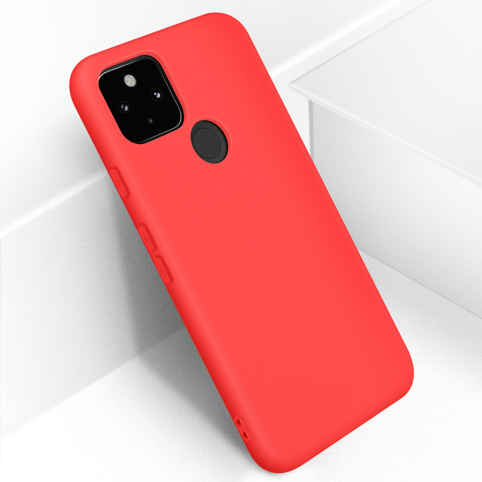 Une coque de téléphone rouge avec une découpe pour l'appareil photo est inclinée sur une surface.
