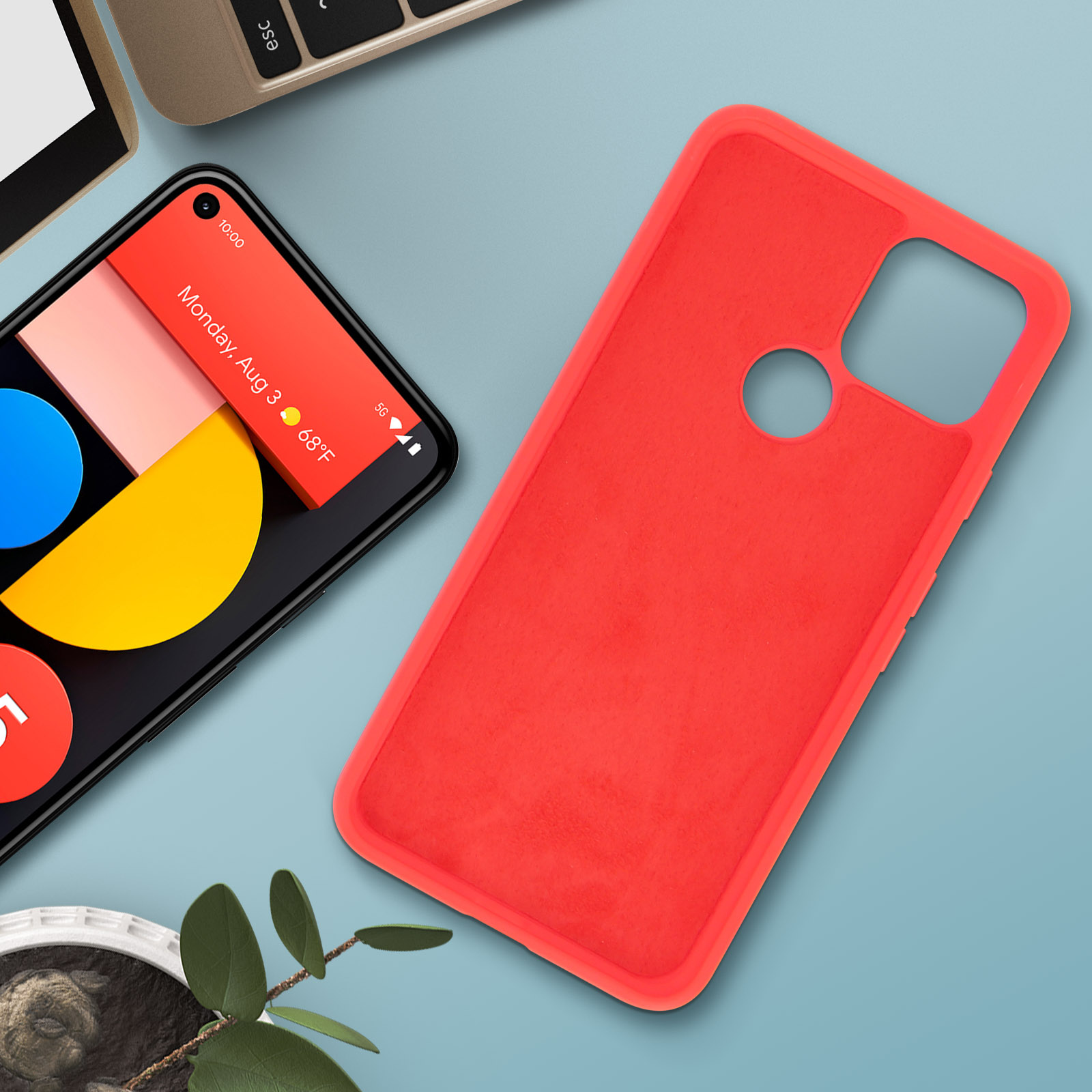 Coque de téléphone rouge à côté d'un téléphone affichant la date et un clavier. Le fond est bleu clair.