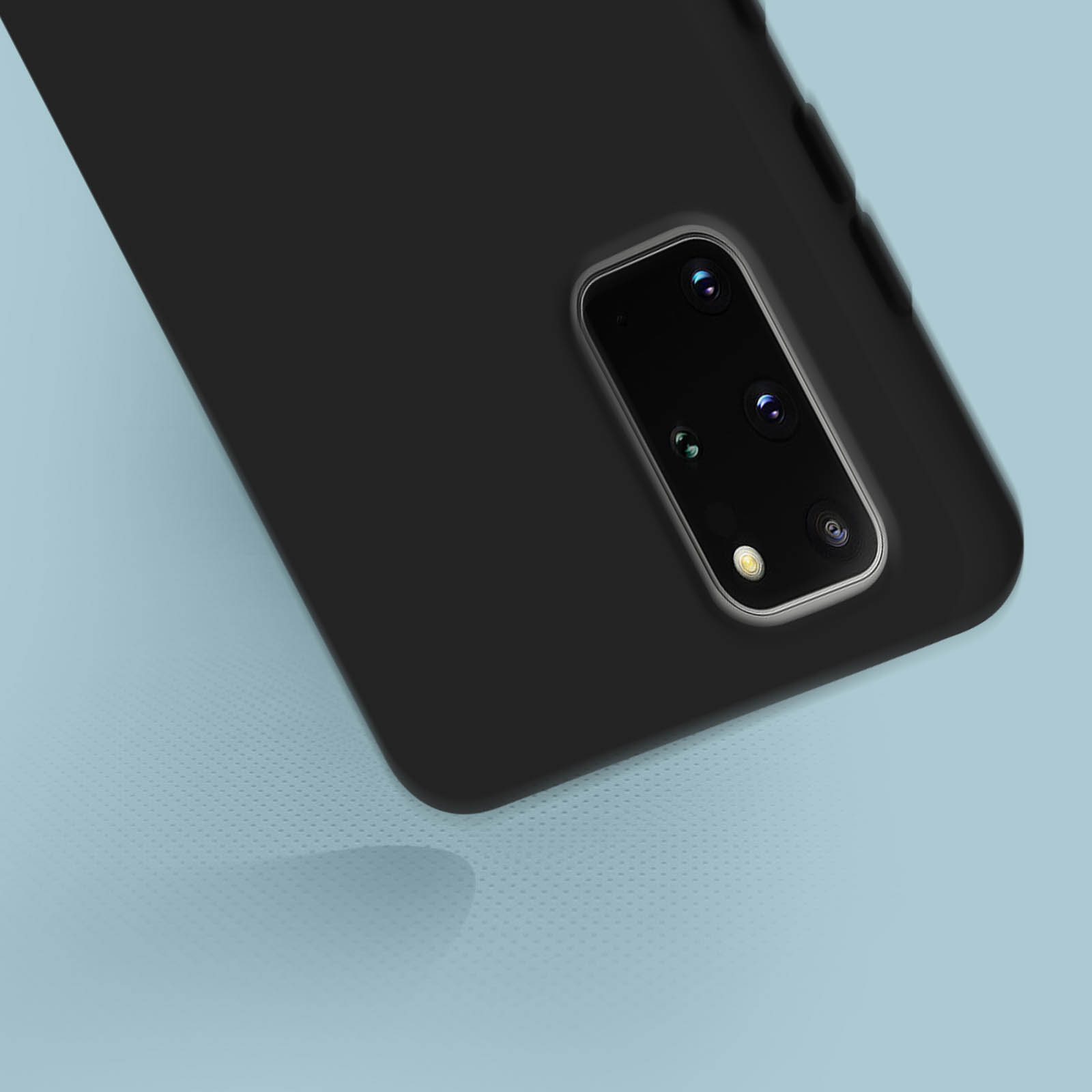 Custodia nera per telefono con tre fotocamere su sfondo blu.