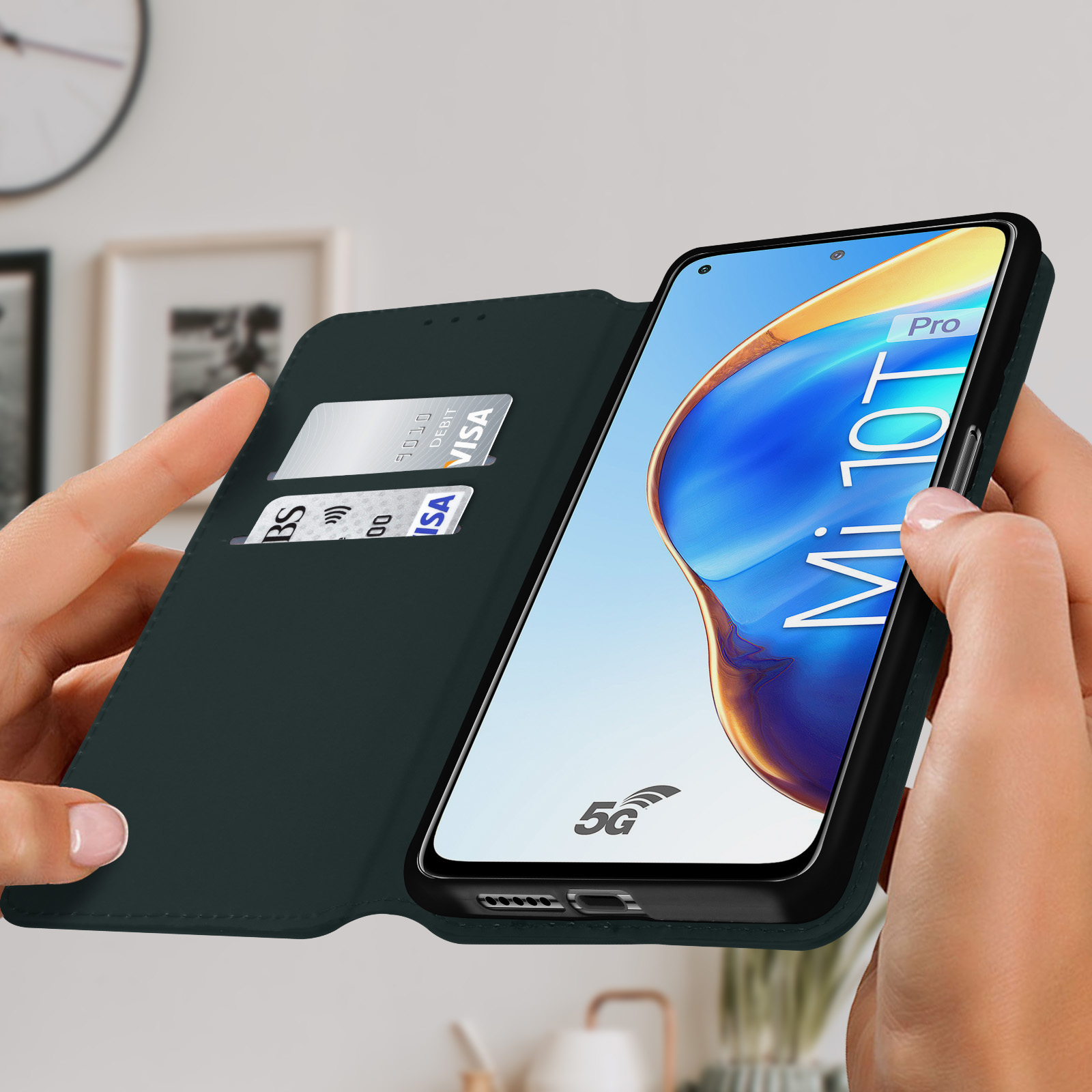 Un étui de téléphone avec un téléphone, ouvert, avec une main qui le tient et des cartes de crédit.