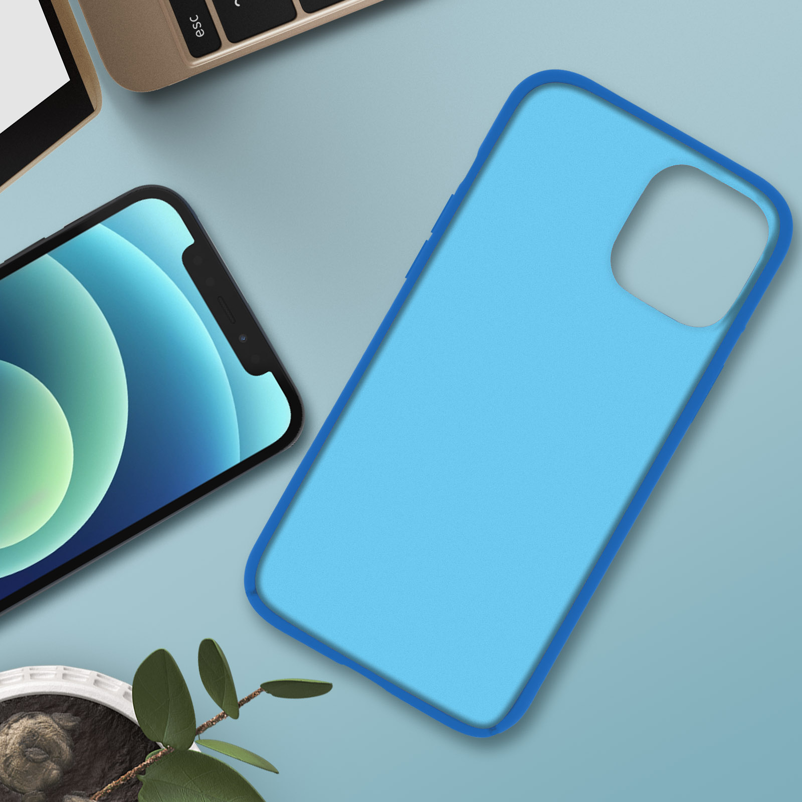 Telefoonhoesje, lichtblauw binnenin, donkerblauwe rand, op een lichtblauwe ondergrond.