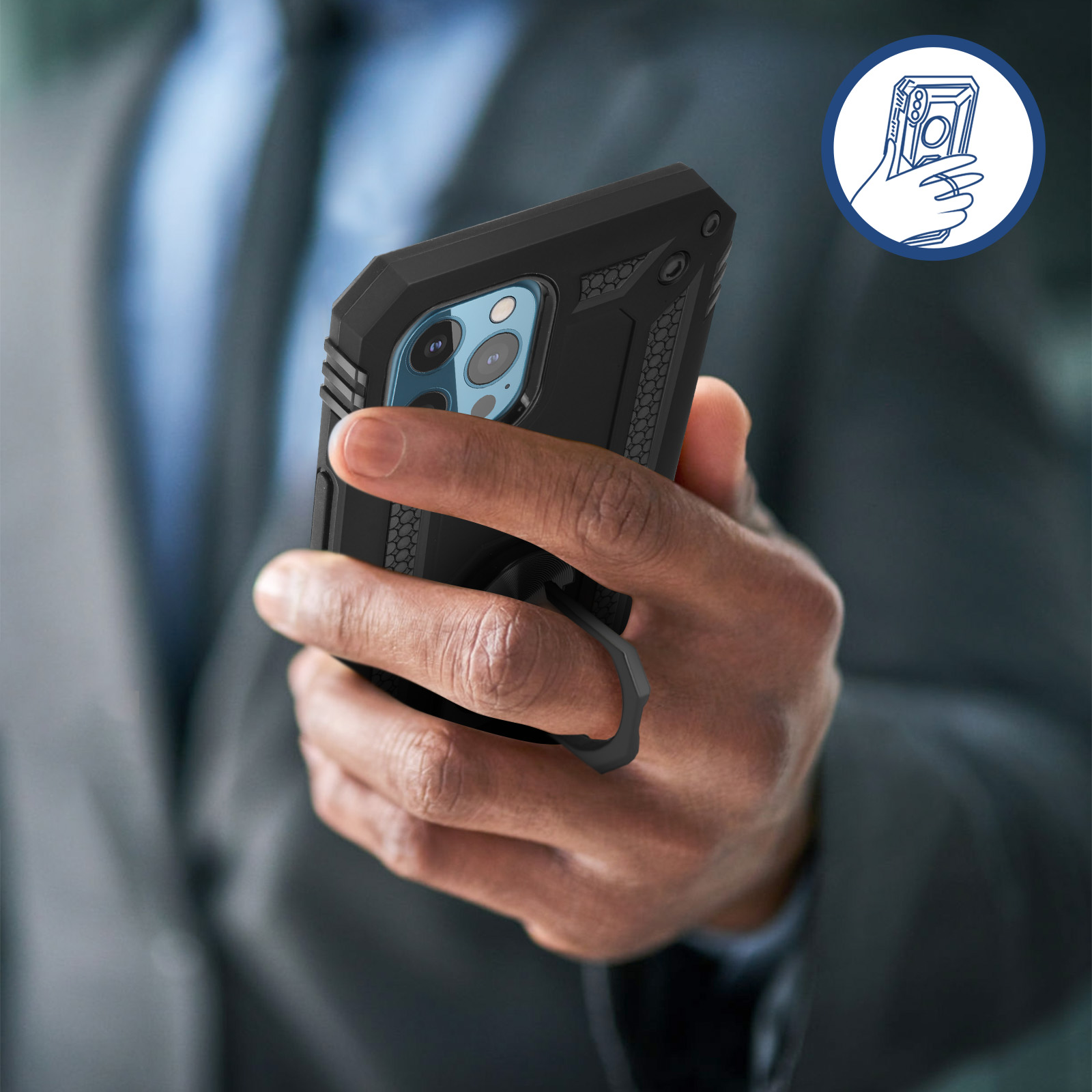 Mano che tiene un telefono con custodia e anello neri. Il telefono mostra una fotocamera. Icona gesto mano.