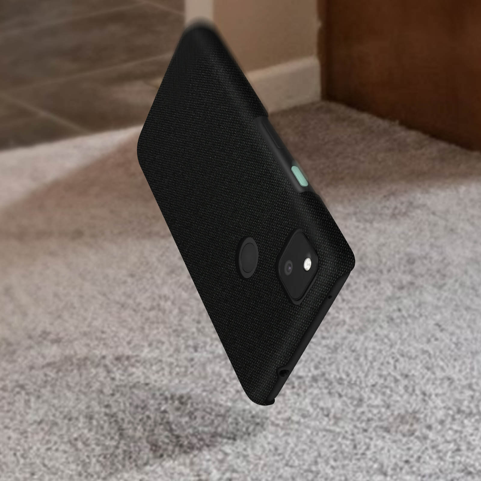 Coque de téléphone noire avec un module caméra, le téléphone est légèrement incliné.