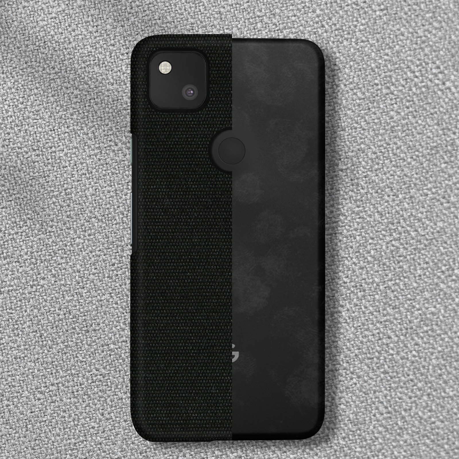 Un étui de téléphone noir sur une surface grise. L'étui a une découpe pour l'appareil photo et un design noir.