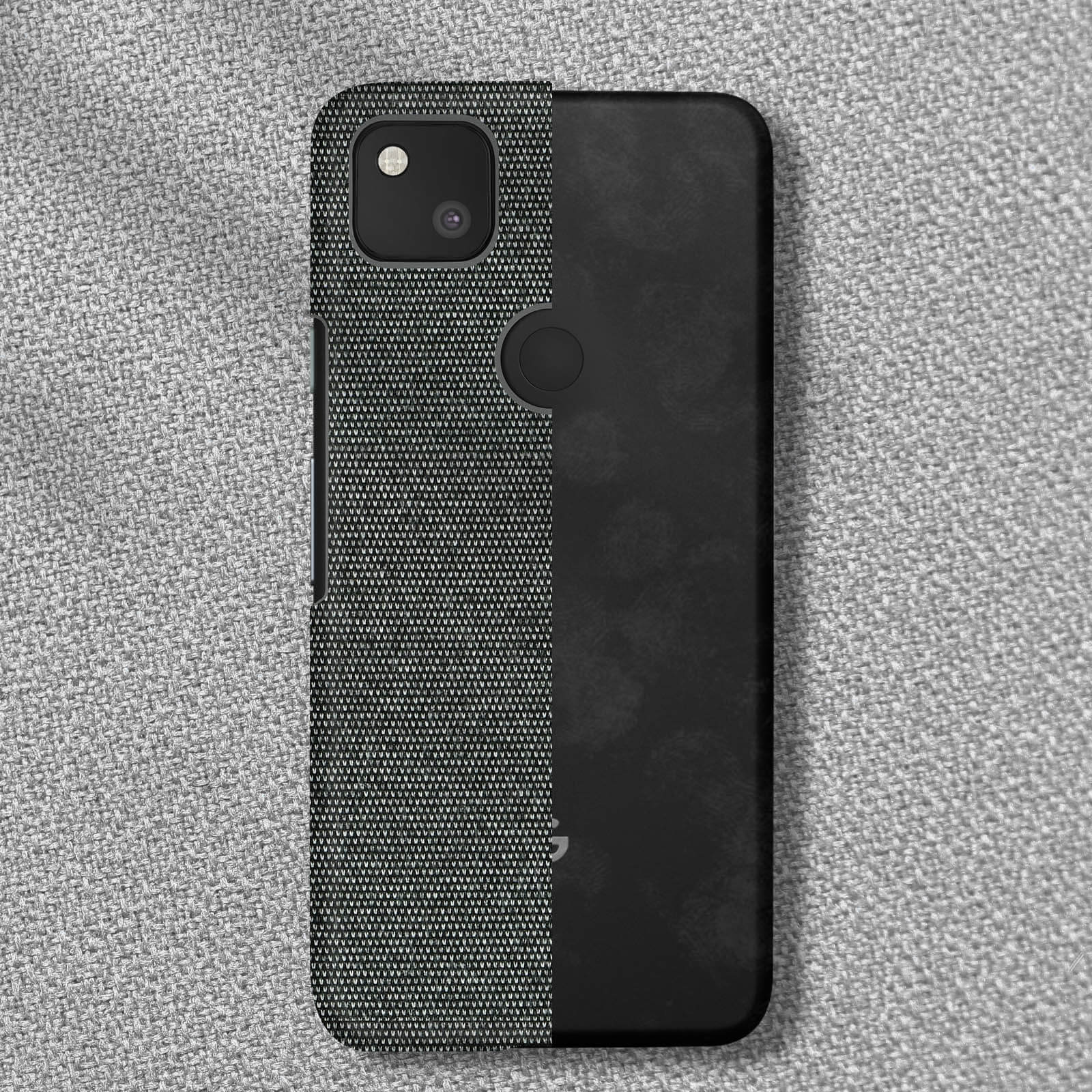 Une coque de téléphone avec un côté texturé et pointillé et un côté lisse, noir et simili cuir.