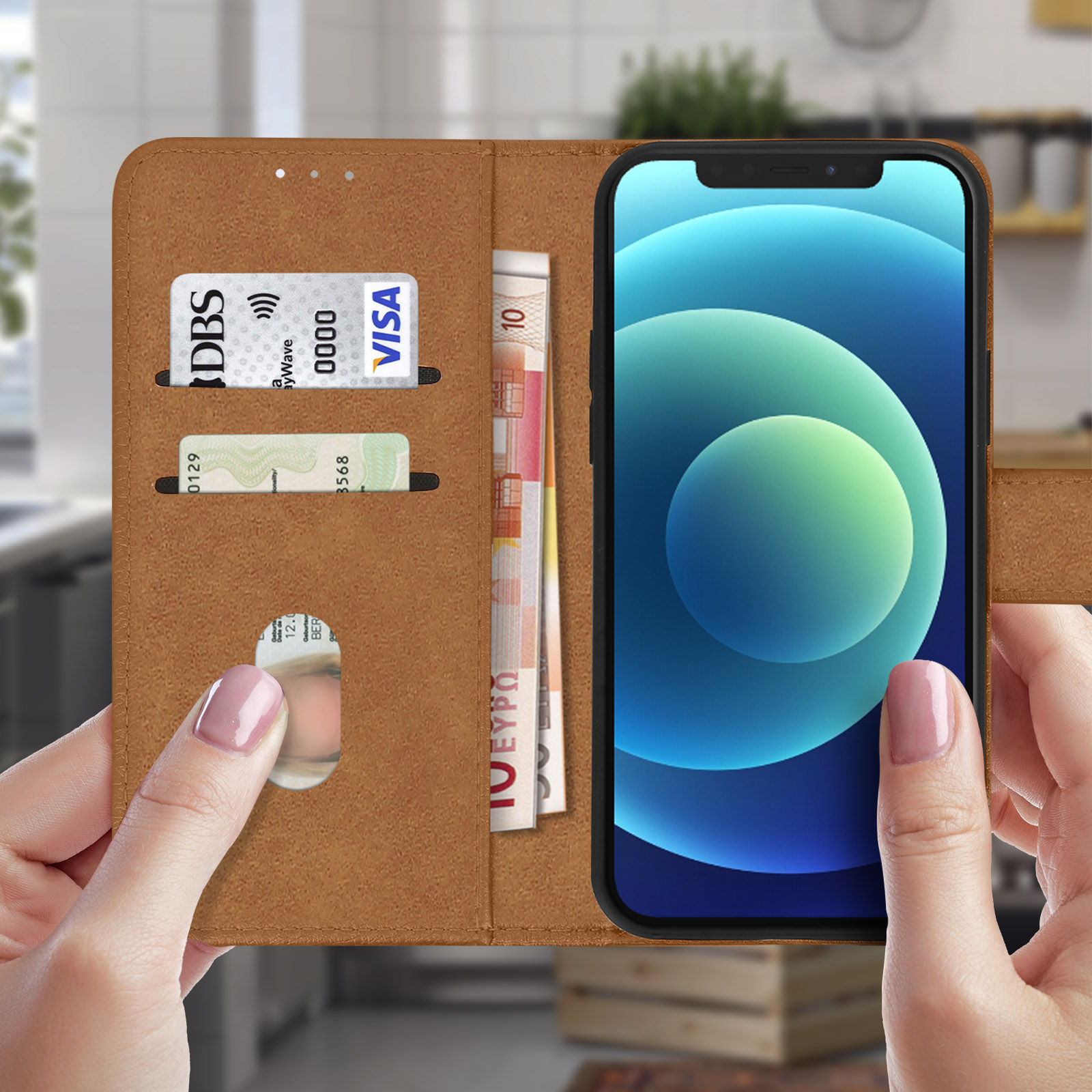 Étui de téléphone avec cartes et espèces. Des mains le tiennent. iPhone à l'écran.