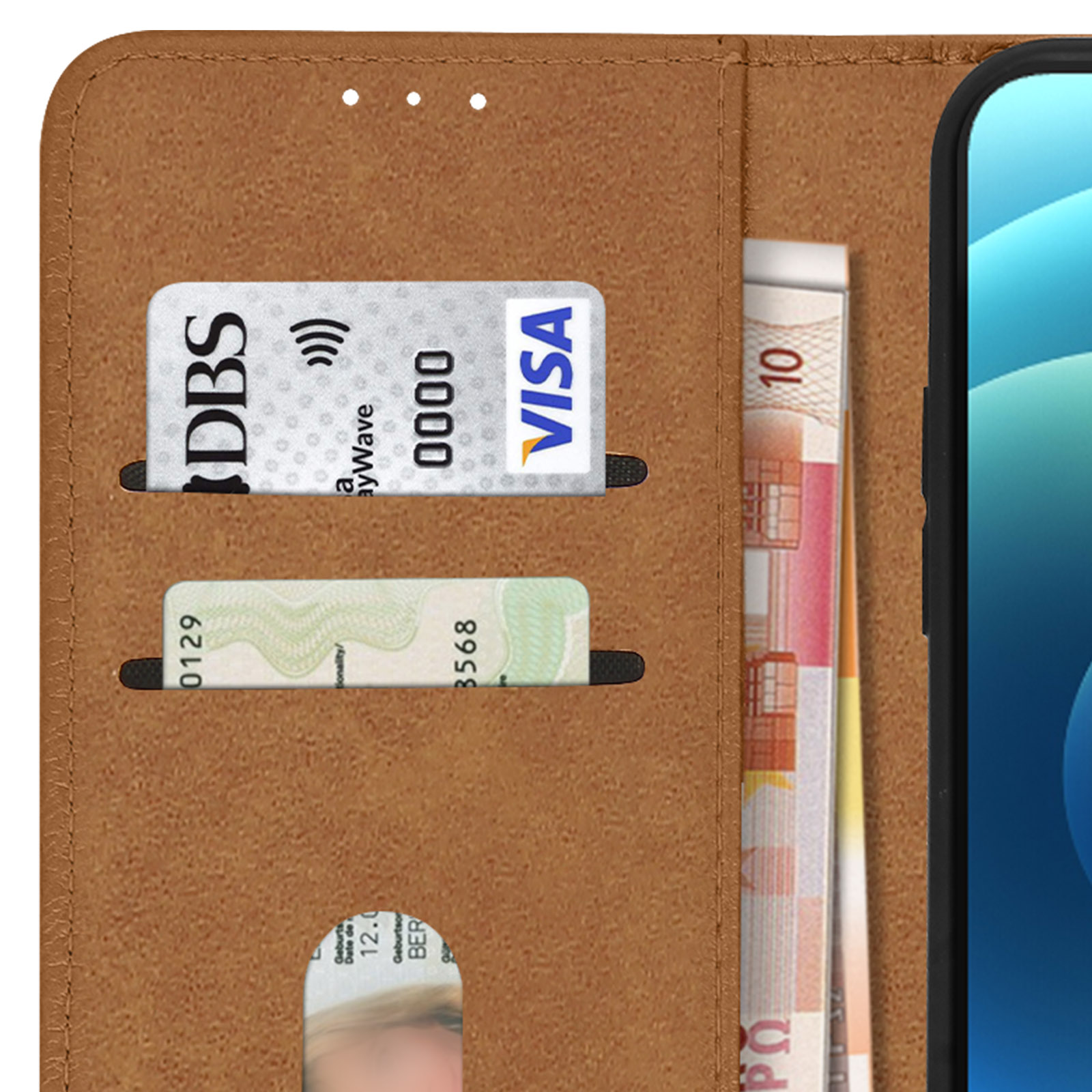 Gros plan sur un portefeuille de téléphone marron avec cartes de crédit et billets dans les fentes.