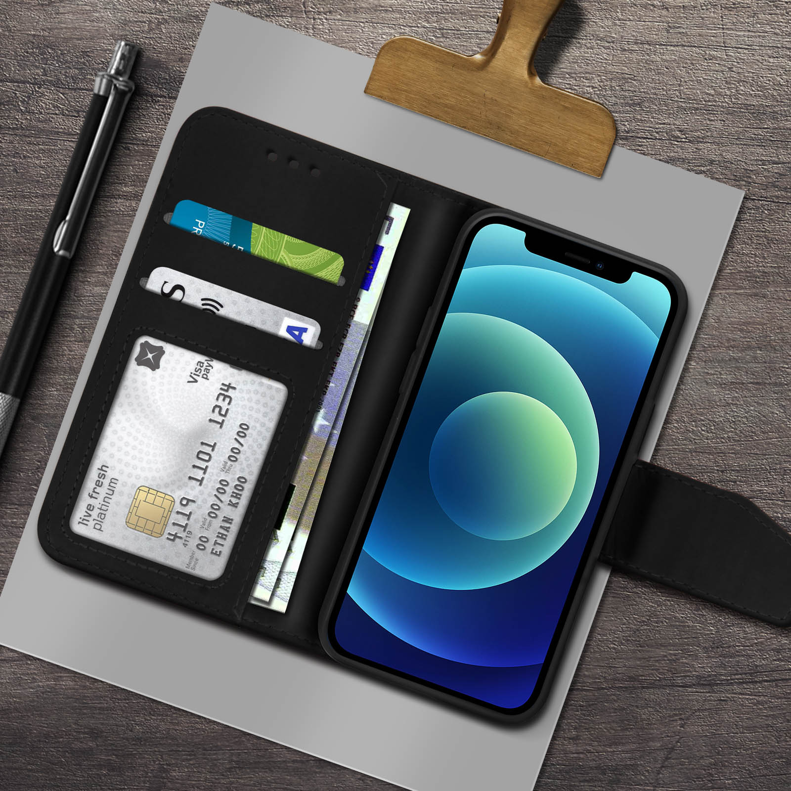 Custodia per telefono con carte e denaro, smartphone all'interno. Lo sfondo è un tavolo di legno.