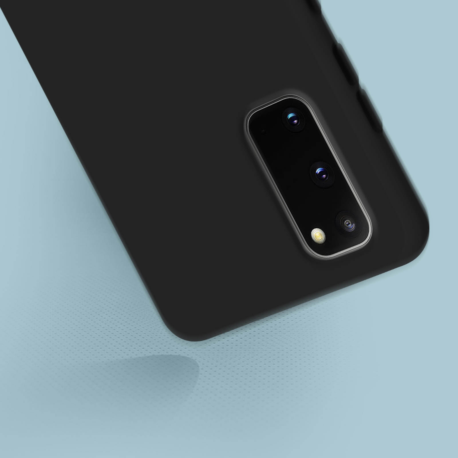 Custodia nera per telefono con ritaglio per fotocamera su sfondo blu. Proietta un'ombra.