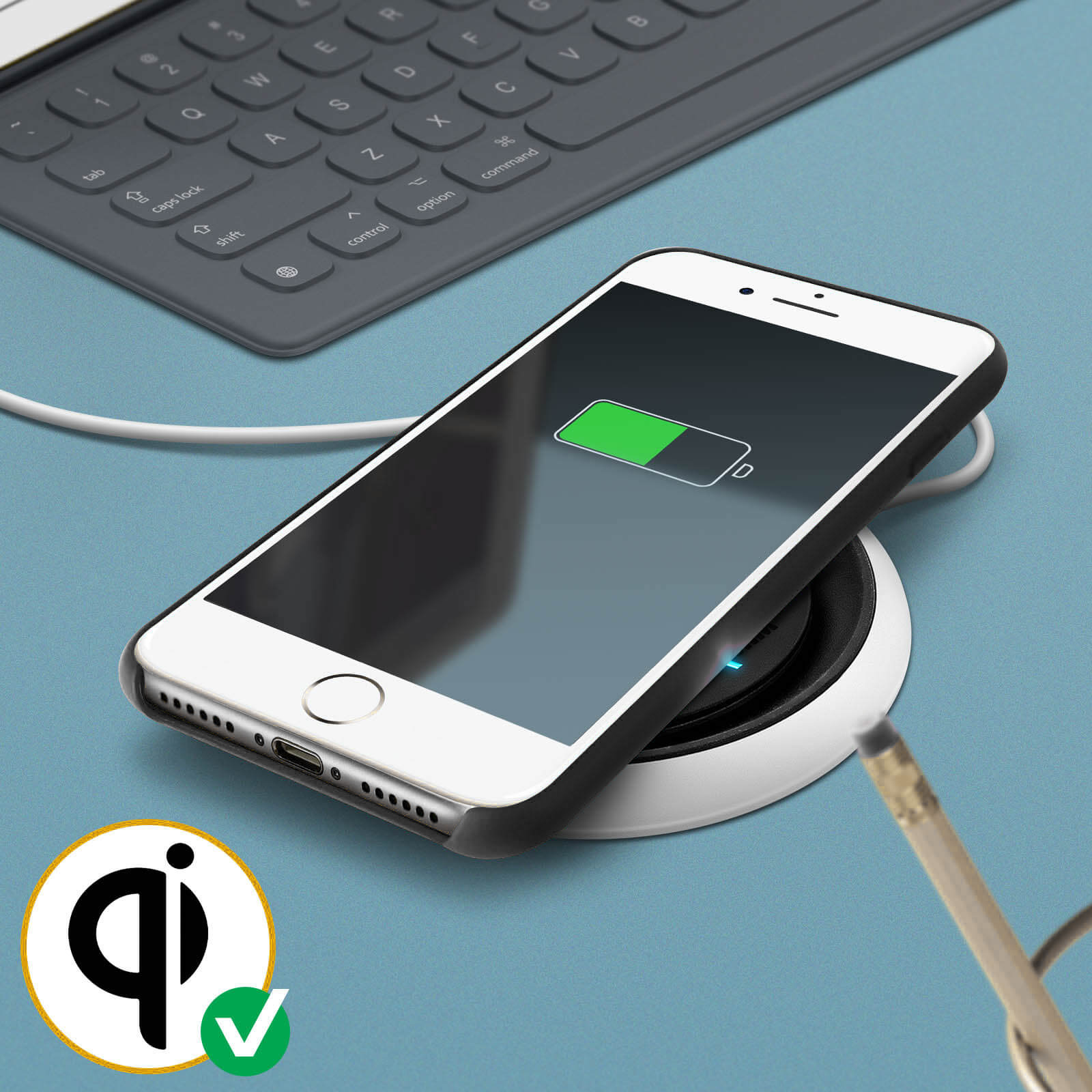 Telefono bianco su un caricabatterie wireless, con un'icona della batteria verde, su una superficie blu.