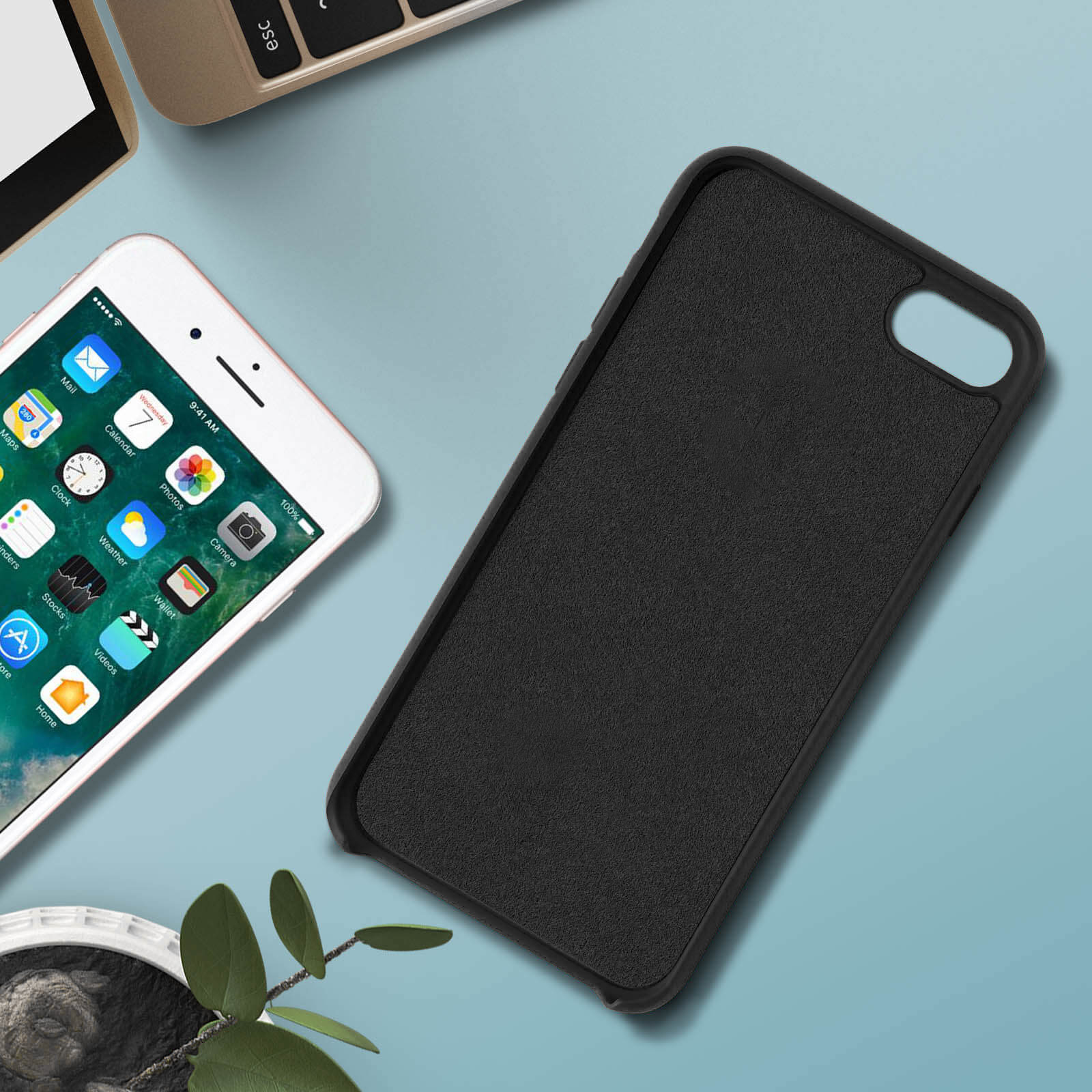 Una custodia nera per telefono accanto a un telefono bianco con icone di app su una superficie blu.