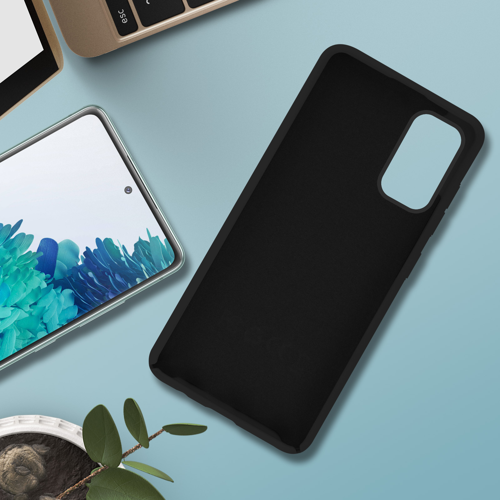 Coque de téléphone noire sur surface bleue, avec téléphone affichant fond coloré et ordinateur portable.
