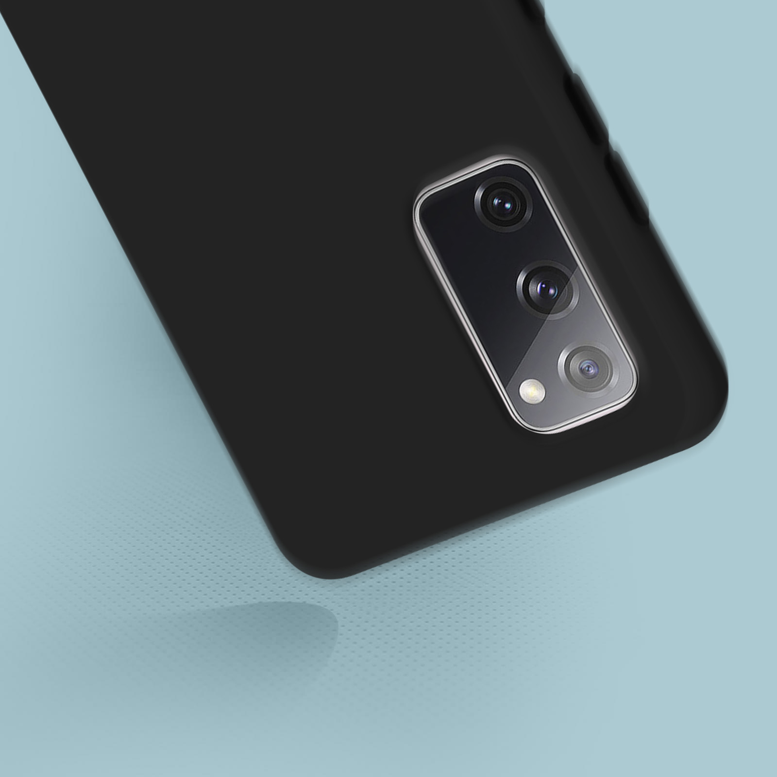 Zwarte telefoonhoes met cameramodule. Lichtblauwe achtergrond.