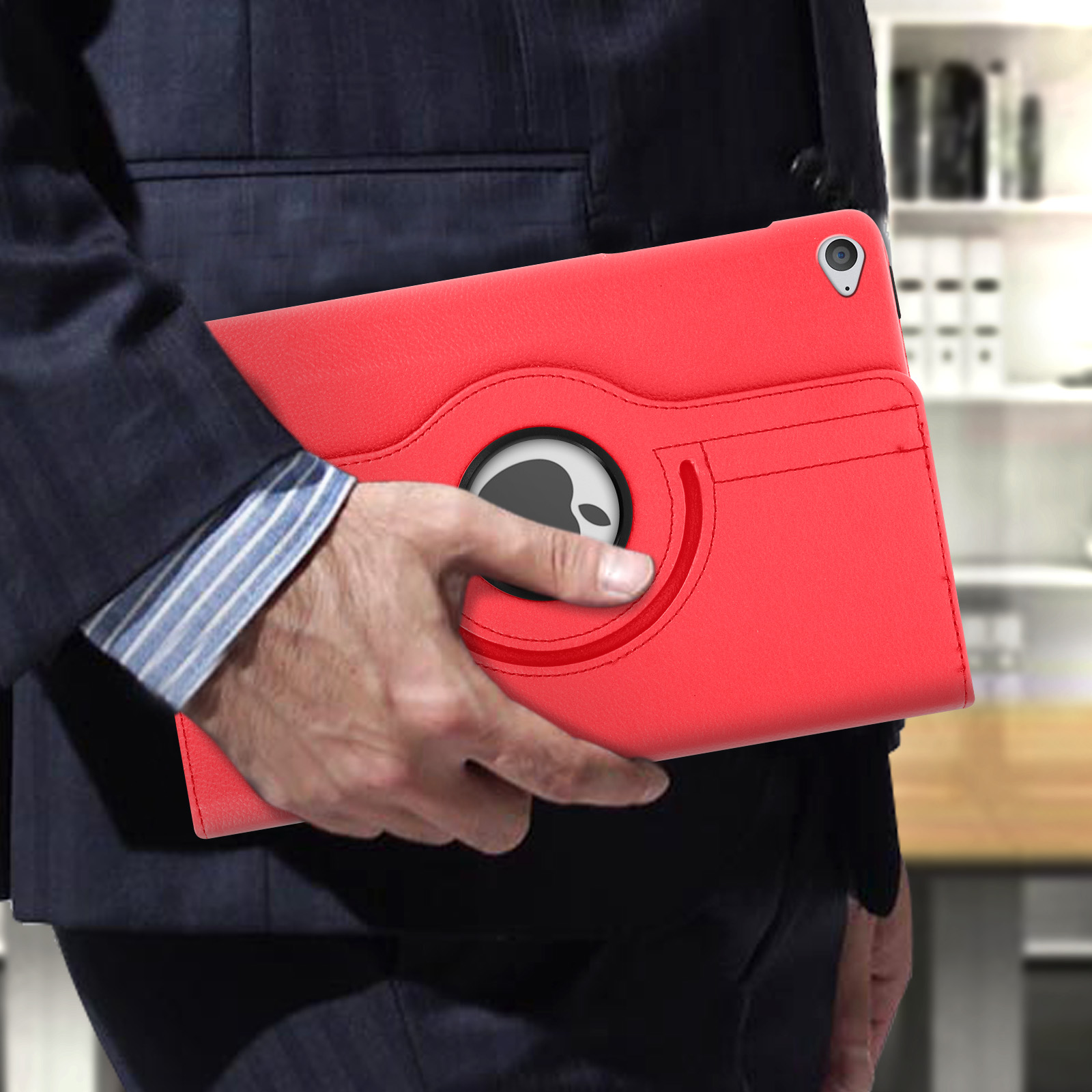 Persona che tiene una custodia per tablet rossa. La custodia è aperta e mostra il tablet.