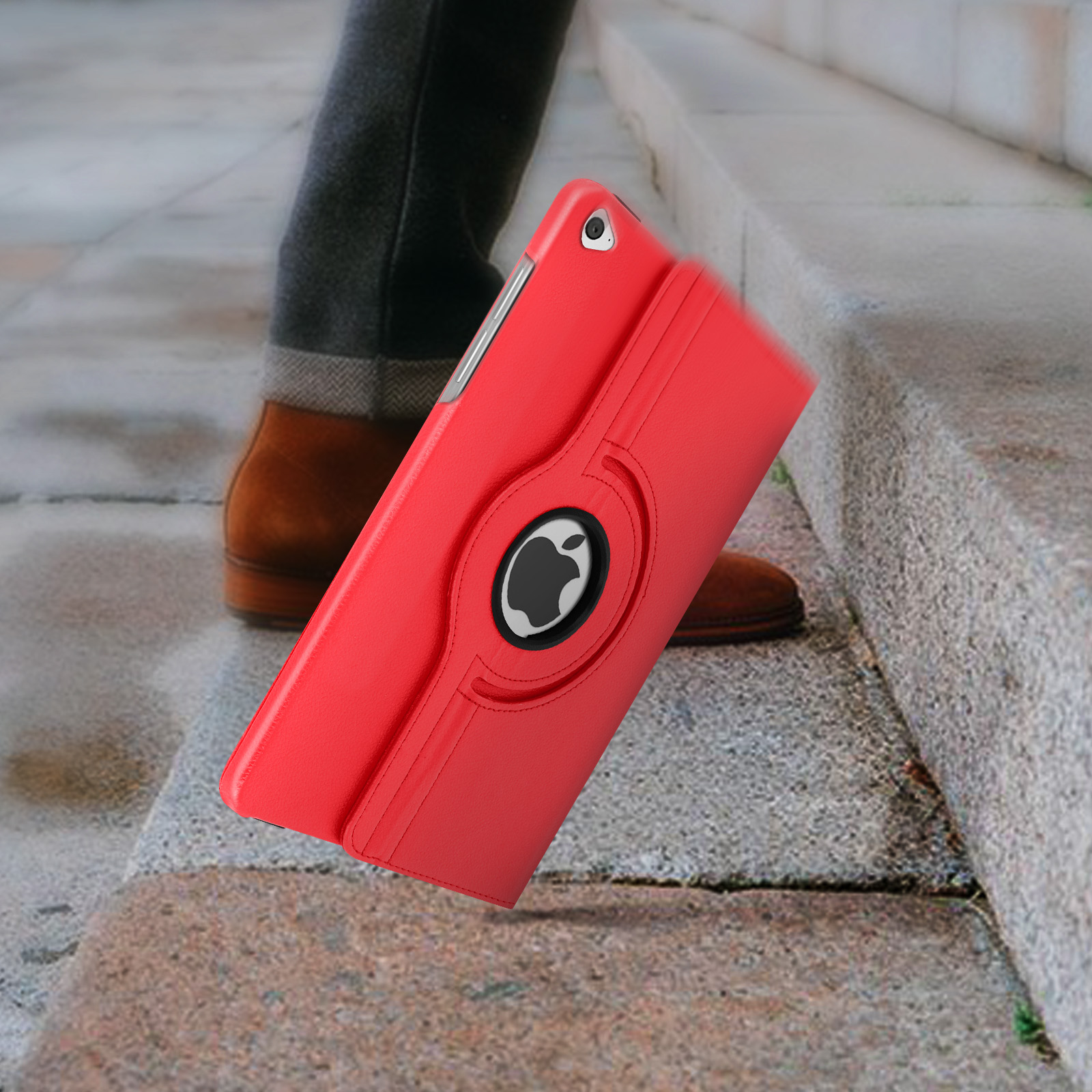 Una custodia rossa per tablet sta cadendo. Una persona è sulle scale. Scarpa marrone visibile.
