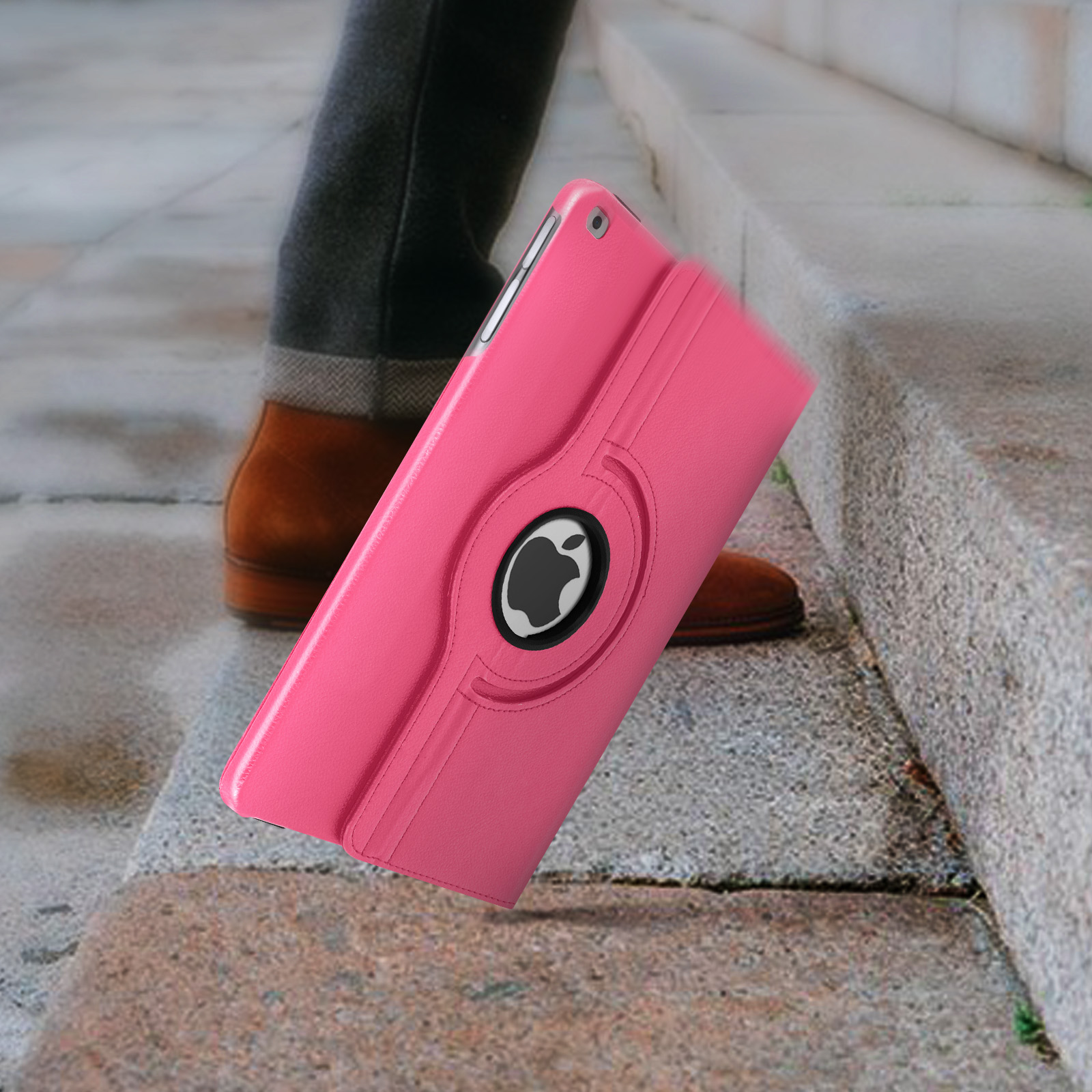 Custodia per tablet rosa, aperta, che mostra un logo Apple. Piede di una persona sullo sfondo.