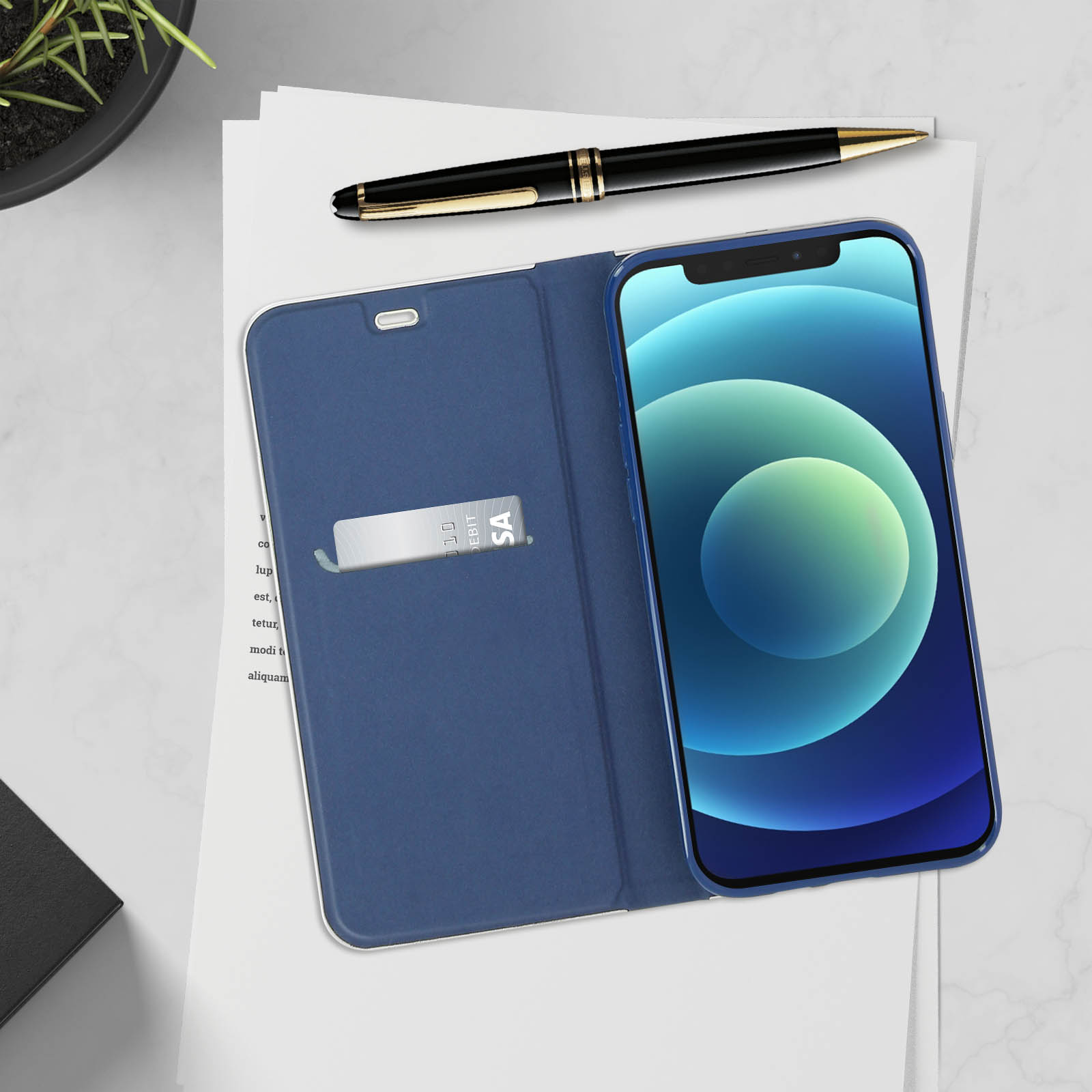 Telefono in custodia blu aperto su superficie marmorea. Una penna e dei fogli sono anche sulla superficie.
