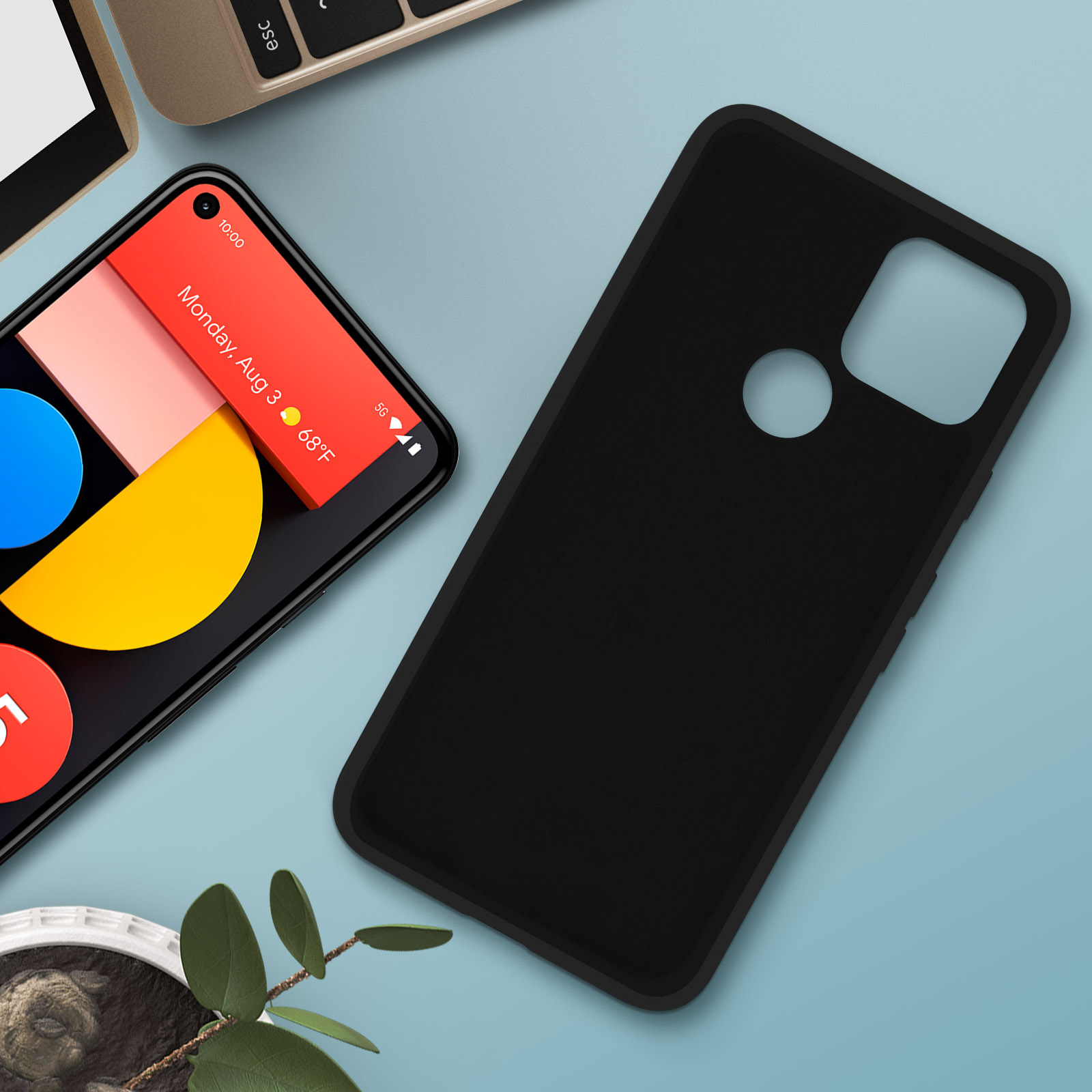 Telefoon met zwarte case en scherm met datum en tijd. Case op blauw oppervlak, naast bladeren.
