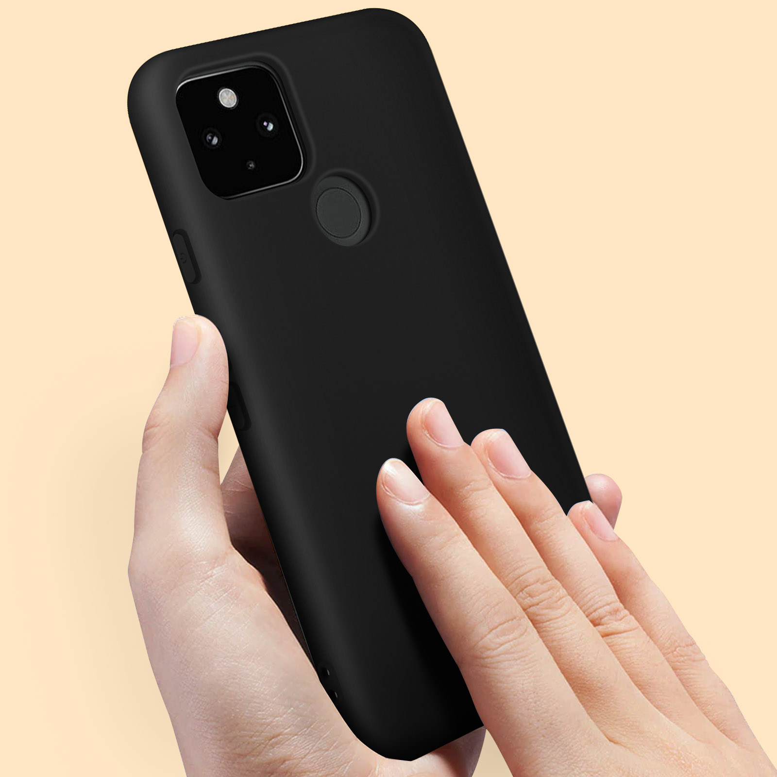 Een hand die een zwarte telefoon met een zwarte hoes vasthoudt.