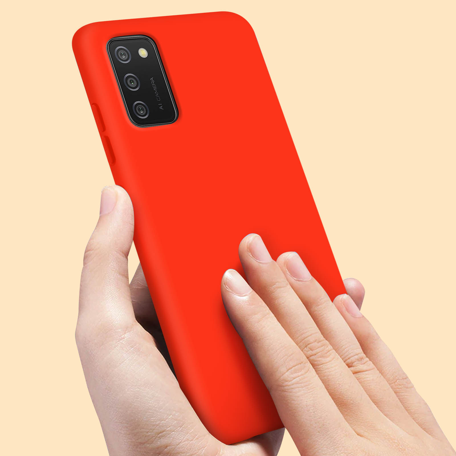 Una custodia rossa per telefono è tenuta in mano. Il telefono è rosso. Lo sfondo è di un colore chiaro.
