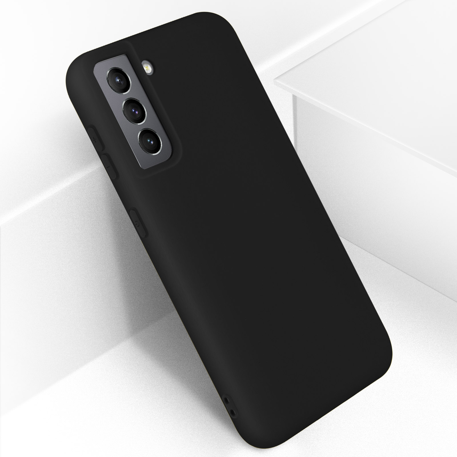 Een zwarte telefoonhoes onder een hoek, met de achterkant van de telefoon te zien, met camera en flitser.