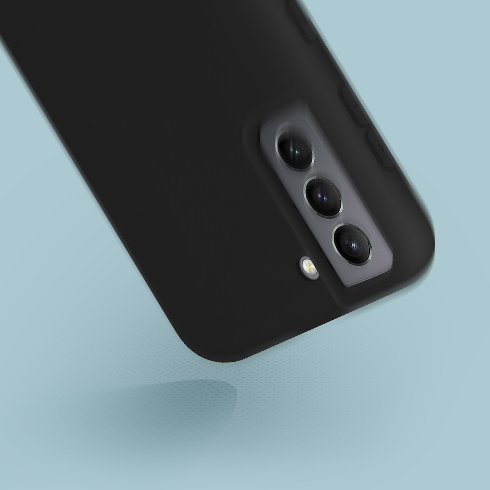 Un étui de téléphone noir avec trois lentilles de caméra, sur une surface bleu clair légèrement texturée.