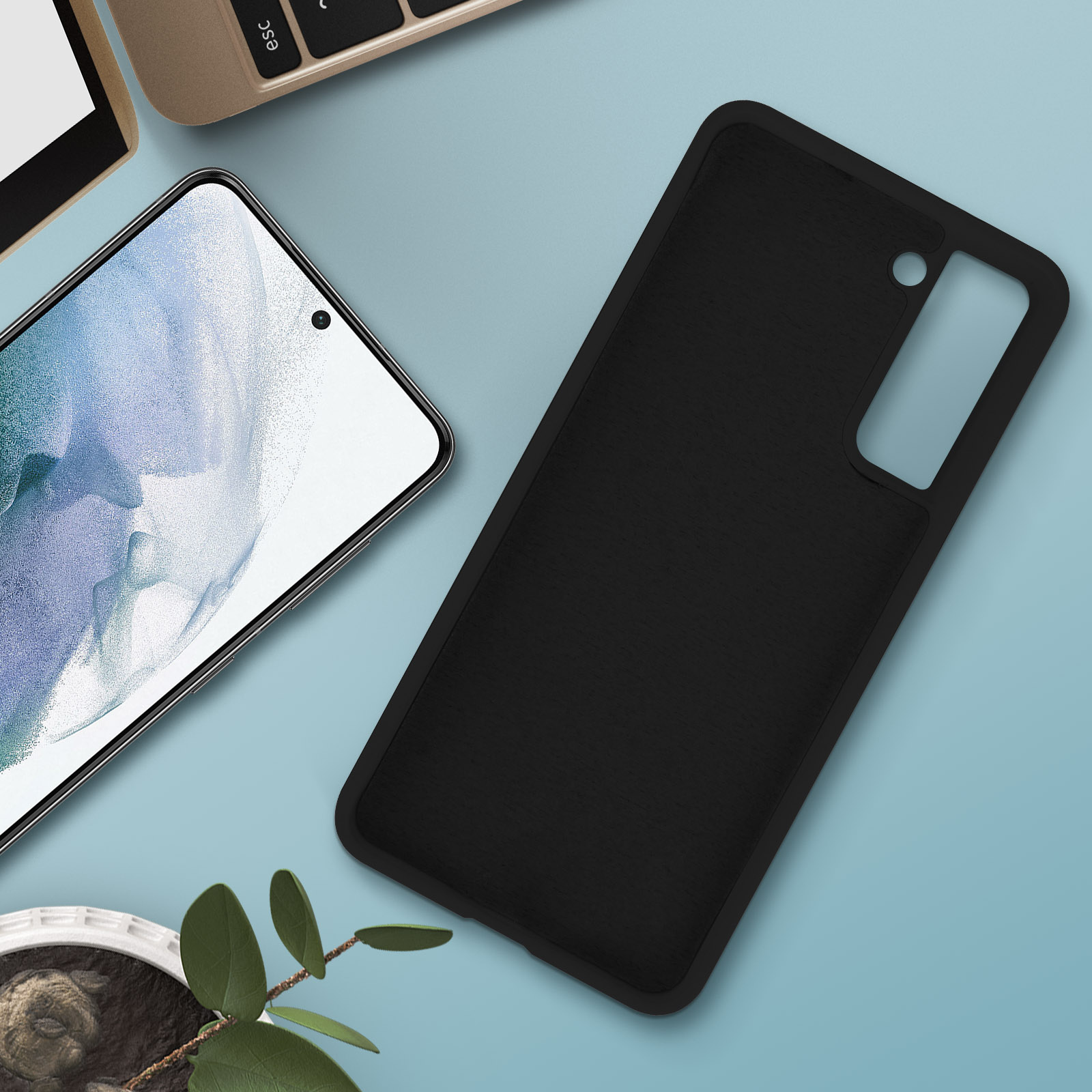 Coque de téléphone noire sur une surface bleue. Un téléphone est à côté de la coque. La coque a une découpe pour la caméra.