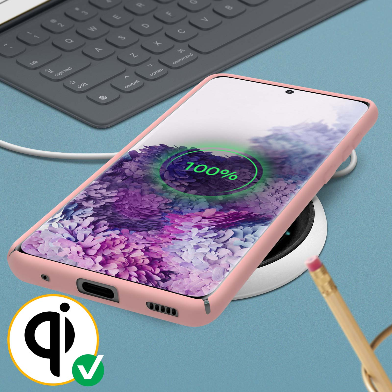 Roze telefoon op een oplaadpad, met 100% lading, met potlood.