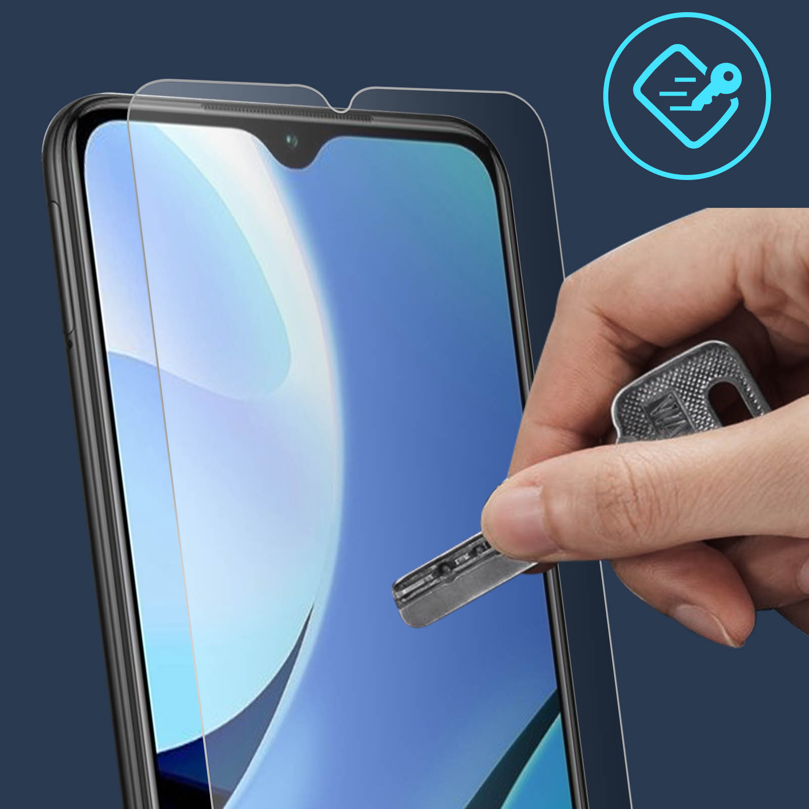 Una mano tiene una chiave vicino a una protezione per lo schermo di un telefono. La protezione è trasparente, su sfondo blu.